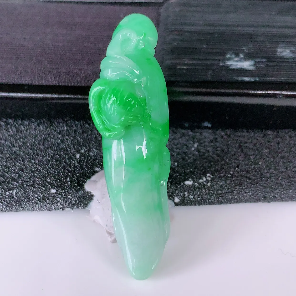 自然光实拍，冰润飘绿翡翠人生如意人参吊坠，翠色灵动，种老水足，寓意好，品相佳，佩戴佳品！#05.13