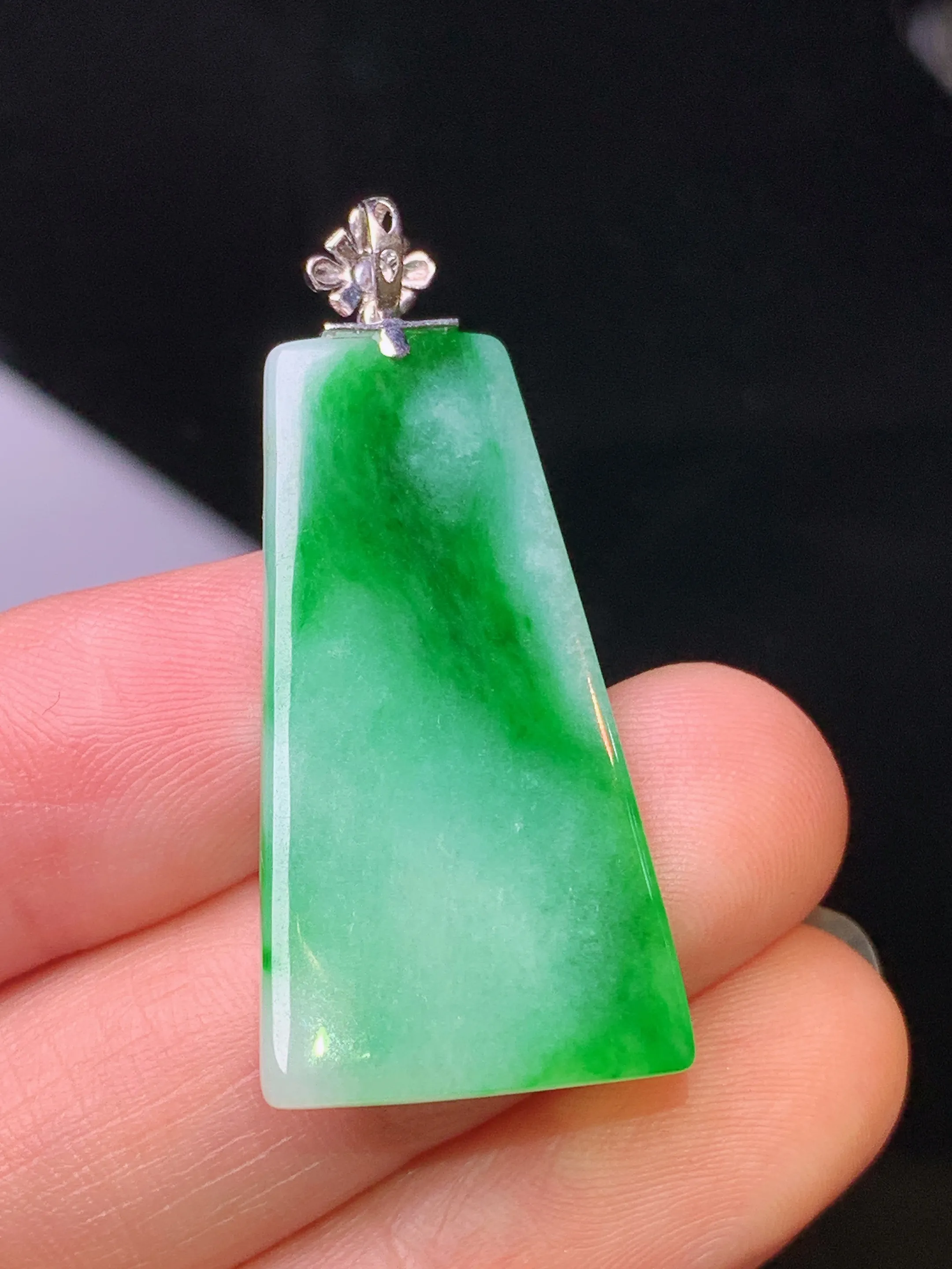 18k金钻镶嵌翠绿无事牌吊坠 玉质细腻 水润亮眼 色泽艳丽 整体尺寸32.5*17*2.6