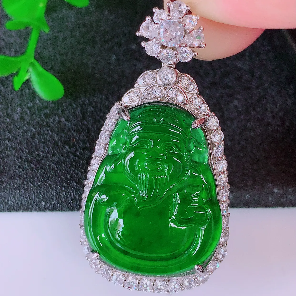 冰透满绿翡翠925银镶嵌财神爷吊坠，自然光实拍，翠色灵动，颜色漂亮，种老水足，品相佳，佩戴佳品！#98.13整体39.5*21*9裸石23*18.5