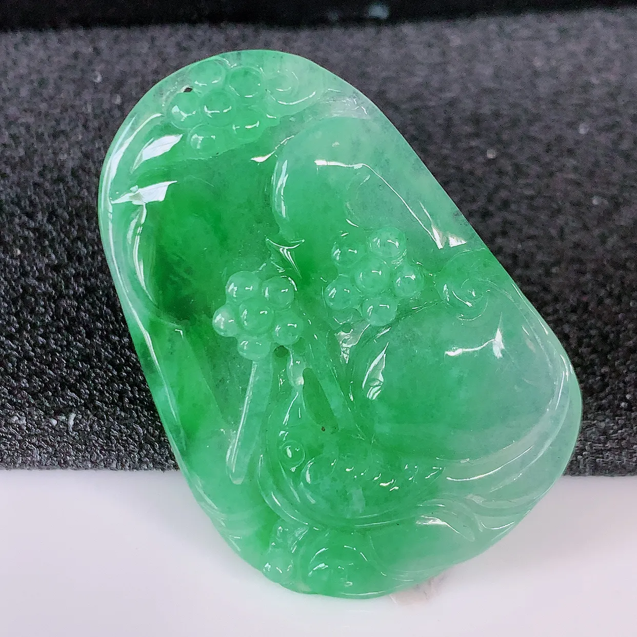 自然光实拍，冰飘绿翡翠喜上眉梢吊坠，时人之家，闻鹊声皆以为喜，故谓喜鹊报喜。”题材有喜上眉梢，双喜临门，花开富贵的美好意义。性价比超值！#57.13