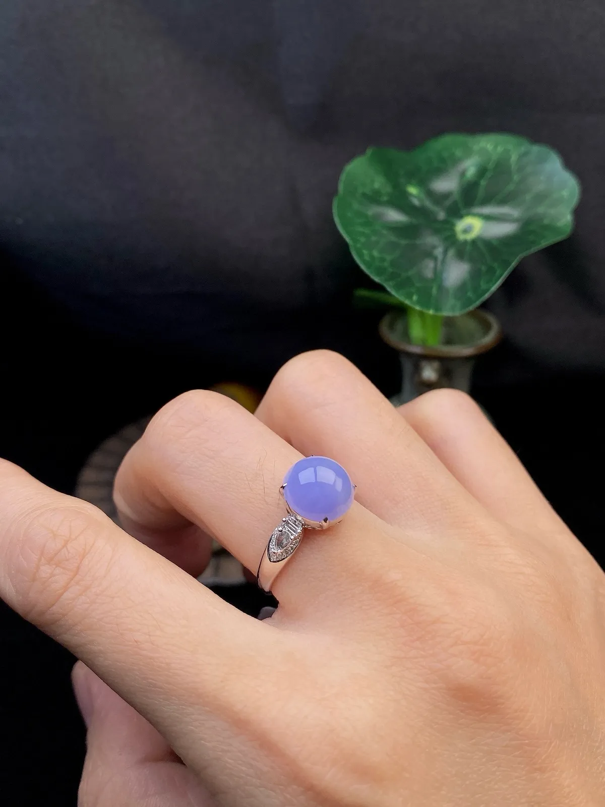 【冰种紫蛋面戒指】质地细腻，饱满度很好，晶莹剔透，18k金钻镶嵌，裸石尺寸9.4*9.2*5.3毫米