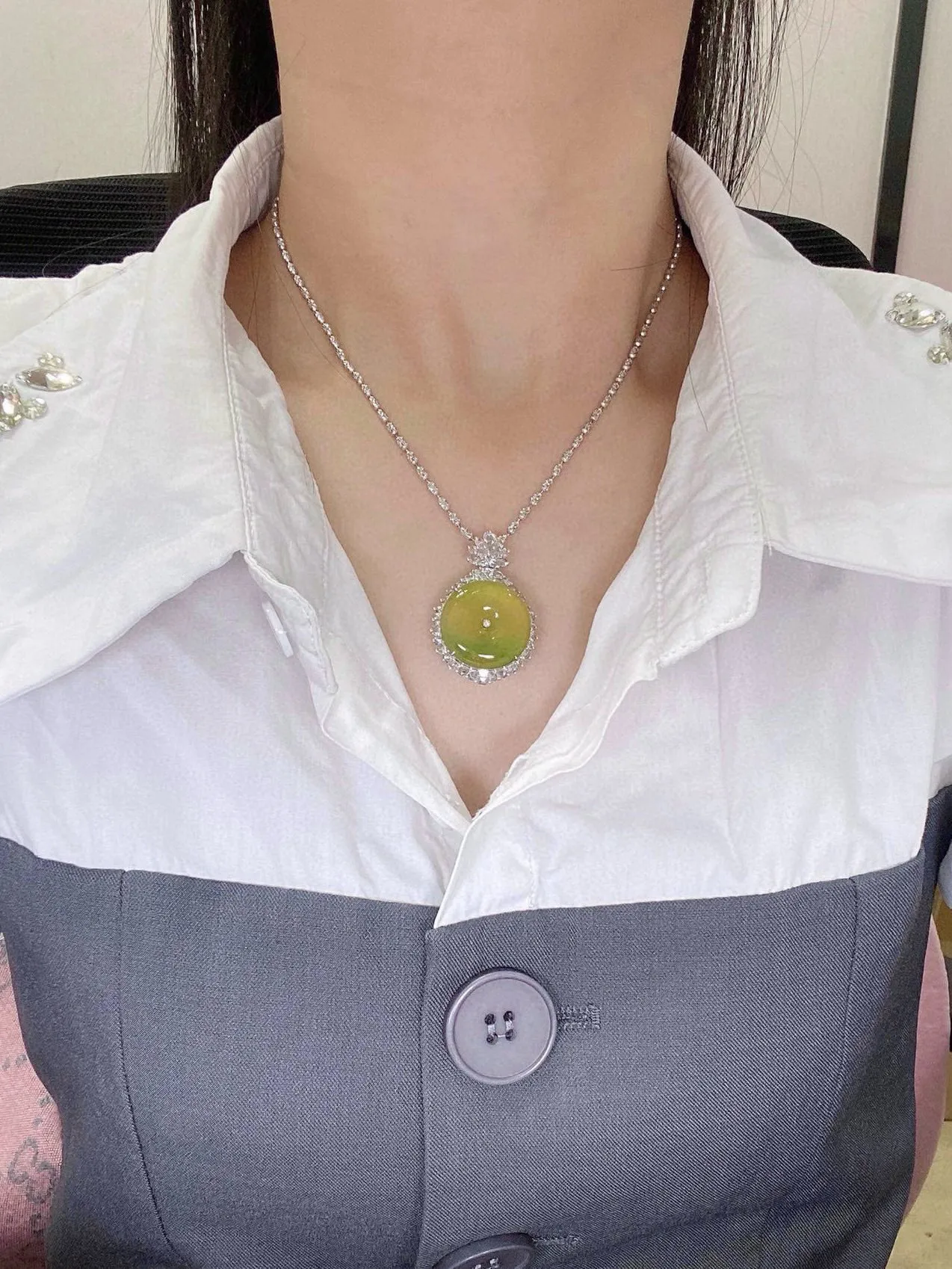 【冰种黄加绿平安扣吊坠】质地非常细腻，冰润十足，种老冰透，收藏品质，18k金钻镶嵌，裸石尺寸20.7*3.8毫米