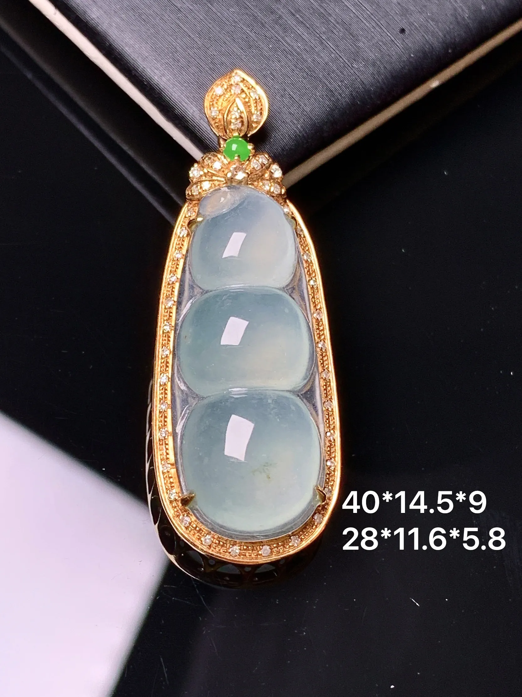 18k金钻镶嵌冰种四季豆吊坠 玉质细腻 水润亮眼 色泽艳丽 整体尺寸40*14.5*9