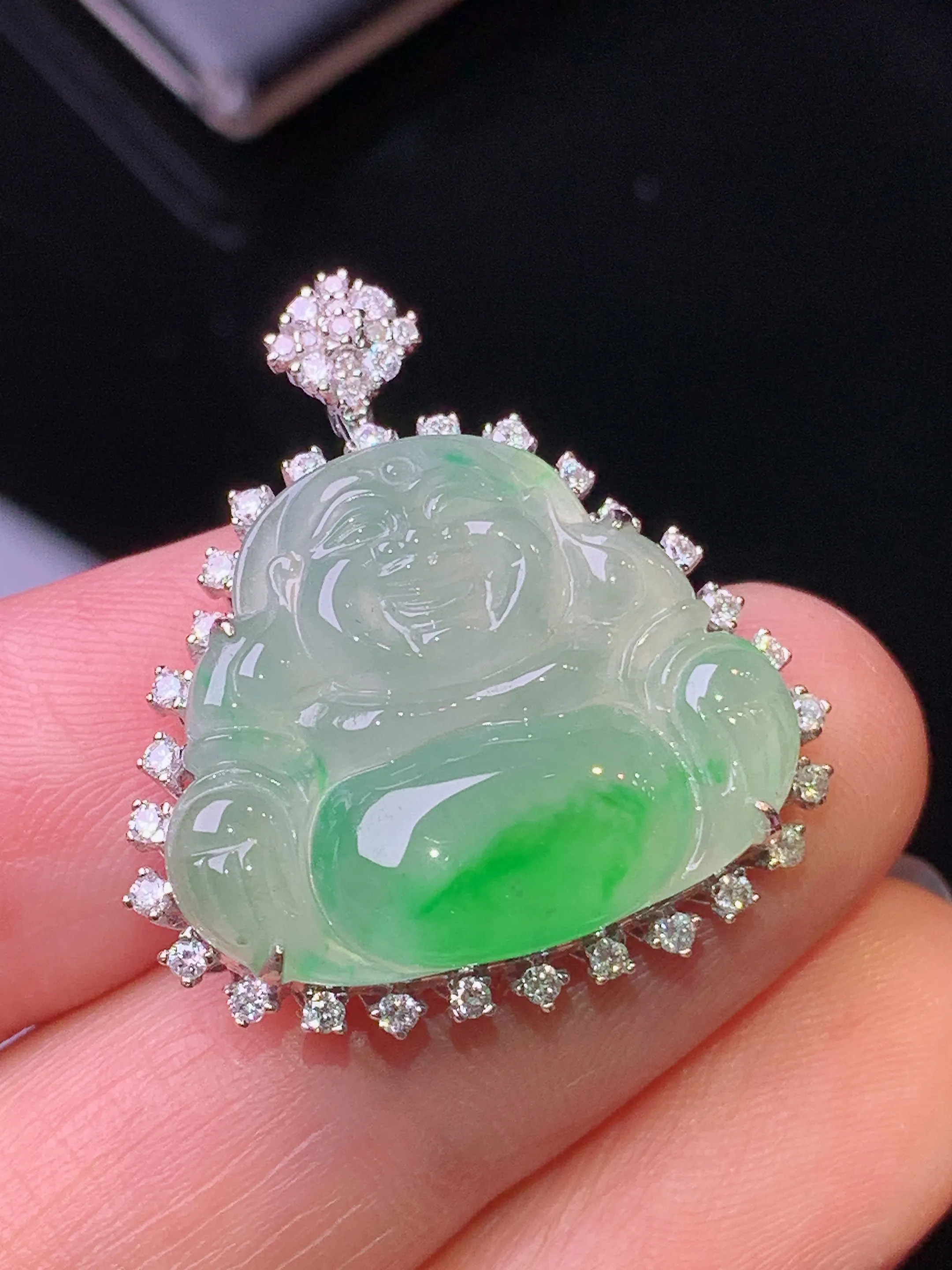 18k金钻镶嵌飘绿佛公吊坠 玉质细腻 水润亮眼 色泽艳丽 整体尺寸27.2*25*7