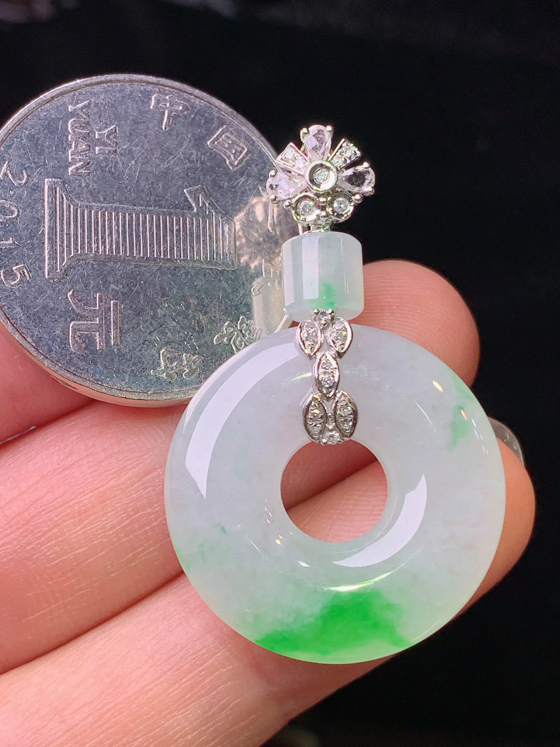 18k金钻镶嵌飘绿平安环吊坠 玉质细腻 水润亮眼 色泽艳丽 整体尺寸37.2*23.3*5.2