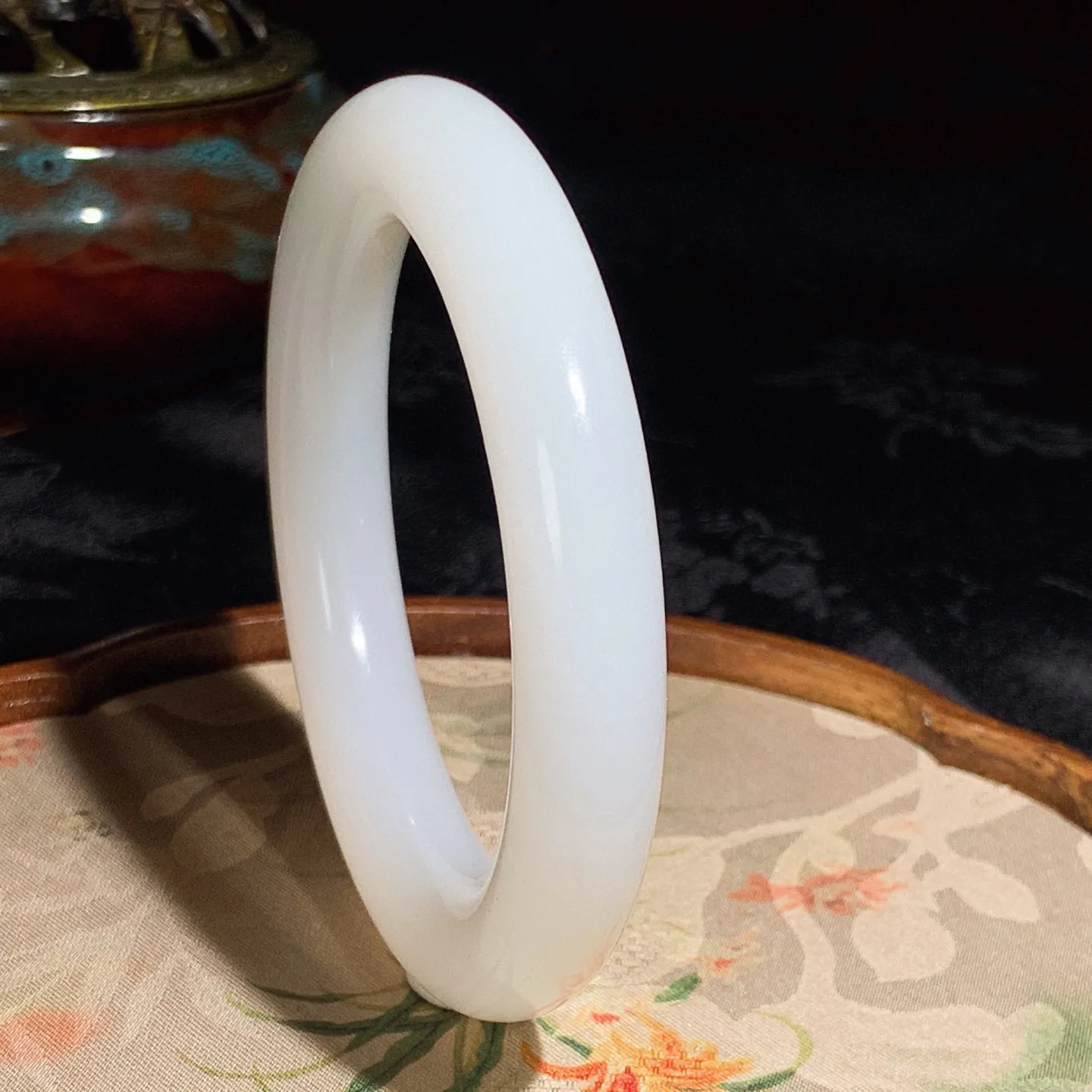 60.5圈口和田玉羊脂白玉圆条手镯 圈口60.5条宽11.8玉质细腻油润 底色纯净 脂粉好，结构好。品质好li