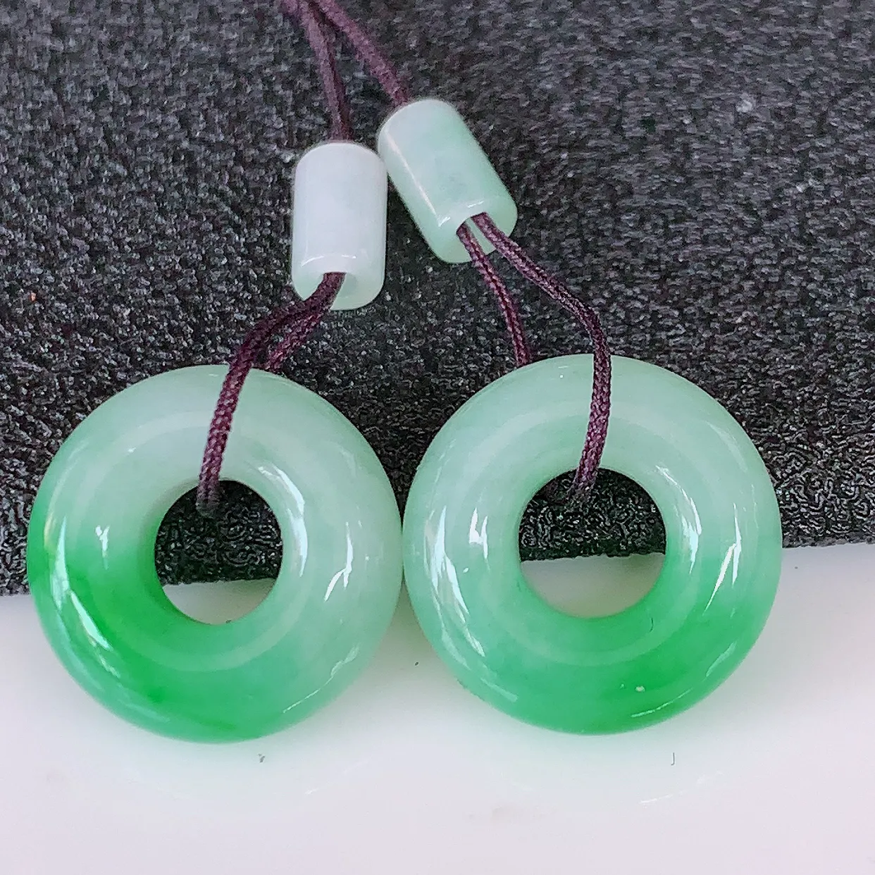 自然光实拍，冰飘绿翡翠一对平安扣耳坠，翠色灵动，玉质细腻，颜色漂亮，品相佳，佩戴佳品！配银线 #57.13尺寸13.5*5.2