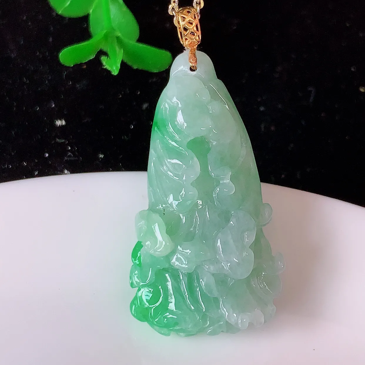 18K金镶嵌冰飘绿翡翠招百财白菜吊坠，百财聚来，财源滚滚，色泽鲜艳，精工水润的白菜，性价比高！#1.13整体