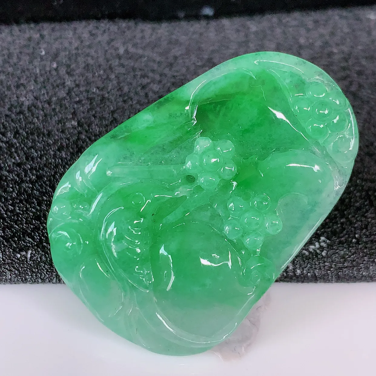 自然光实拍，冰飘绿翡翠喜上眉梢吊坠，时人之家，闻鹊声皆以为喜，故谓喜鹊报喜。”题材有喜上眉梢，双喜临门，花开富贵的美好意义。性价比超值！#57.13