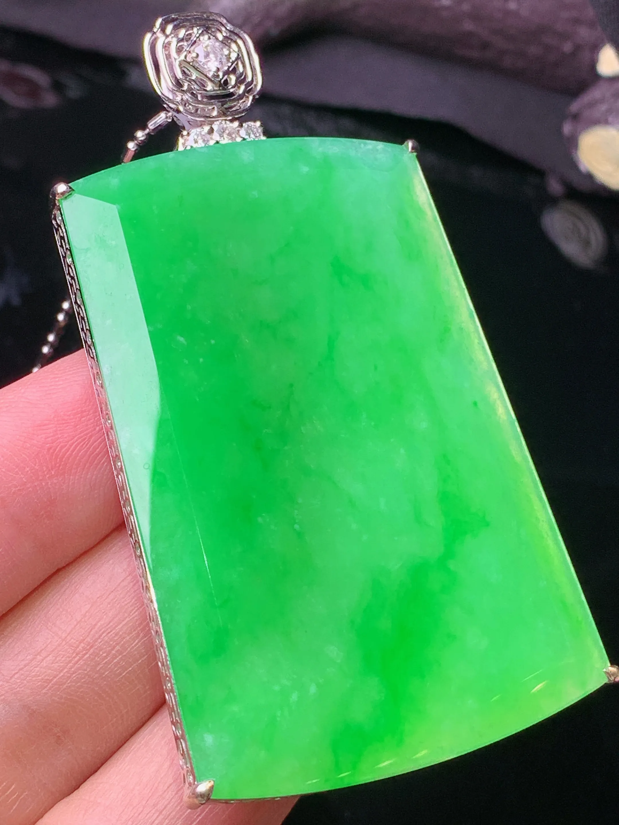 18k金钻镶嵌翠绿无事牌吊坠 玉质细腻 水润亮眼 色泽艳丽 整体尺寸66.5*36.8*8.5