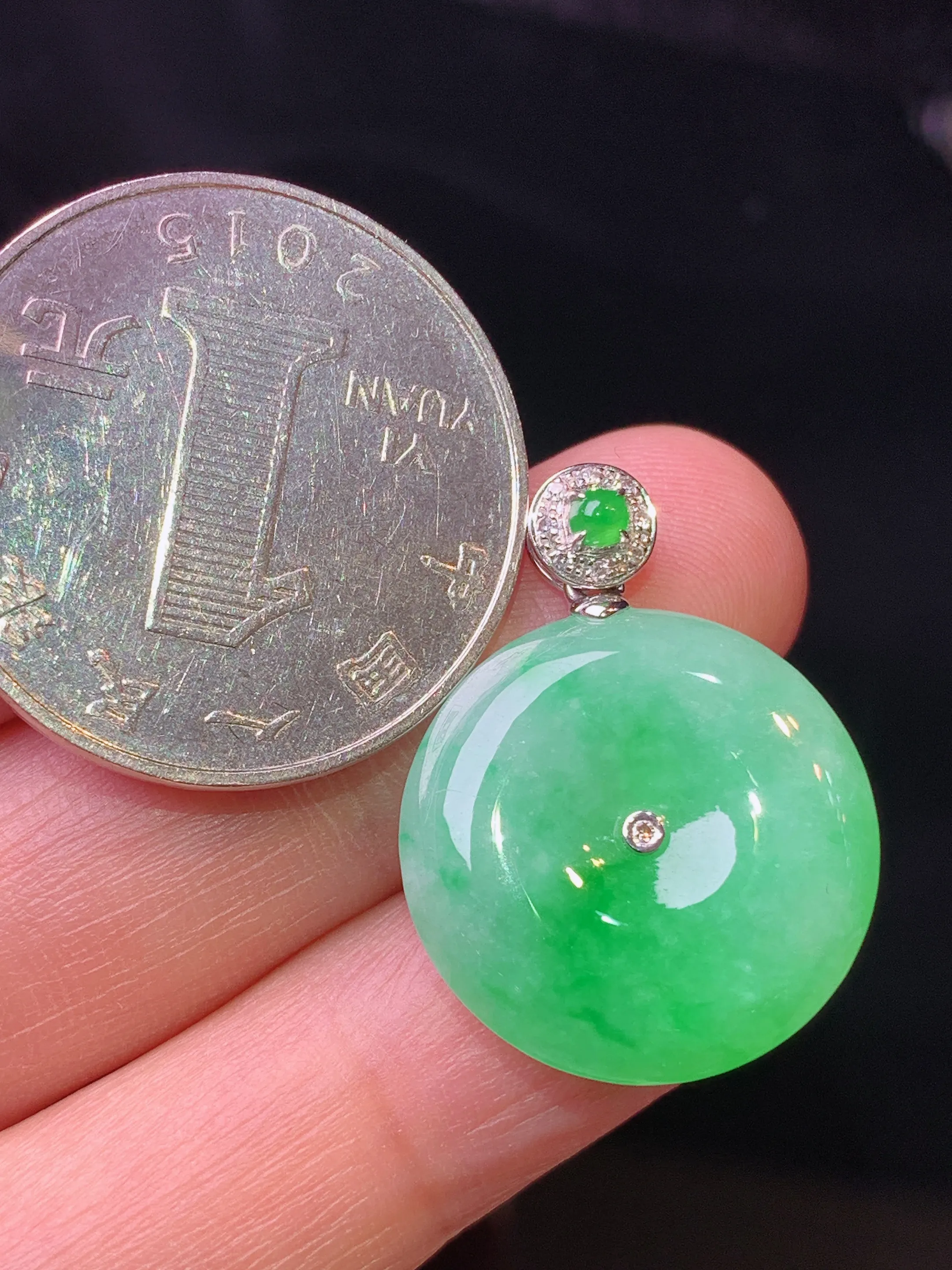 18k金钻镶嵌翠绿平安扣吊坠 玉质细腻 水润亮眼 色泽艳丽 整体尺寸25.2*19.2*5