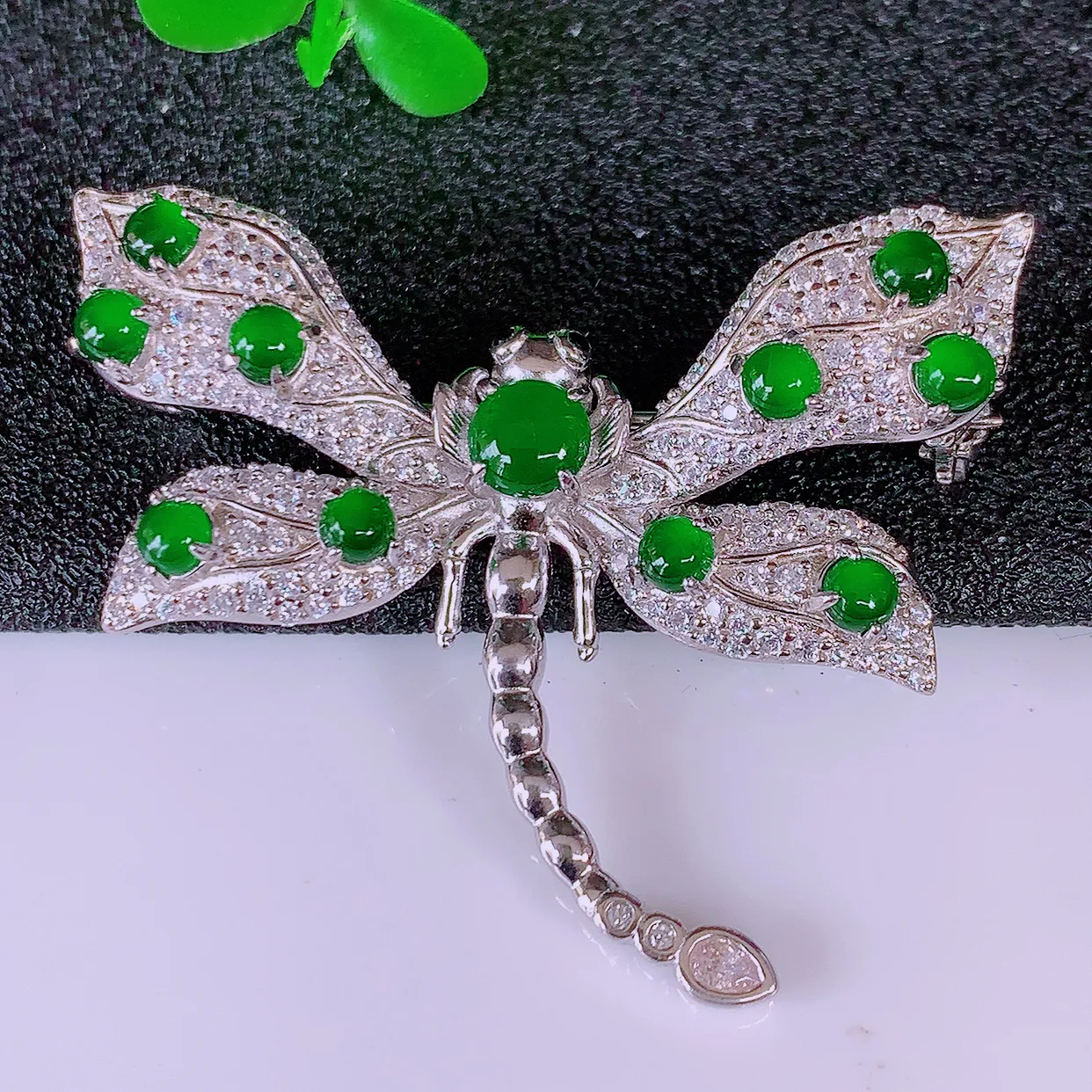 冰透满绿翡翠925银镶嵌蜻蜓胸针，自然光实拍，翠色灵动，颜色漂亮，种老水足，品相佳，佩戴佳品！#98.13整体39.5*28*9.5取一裸石4.6*4.6