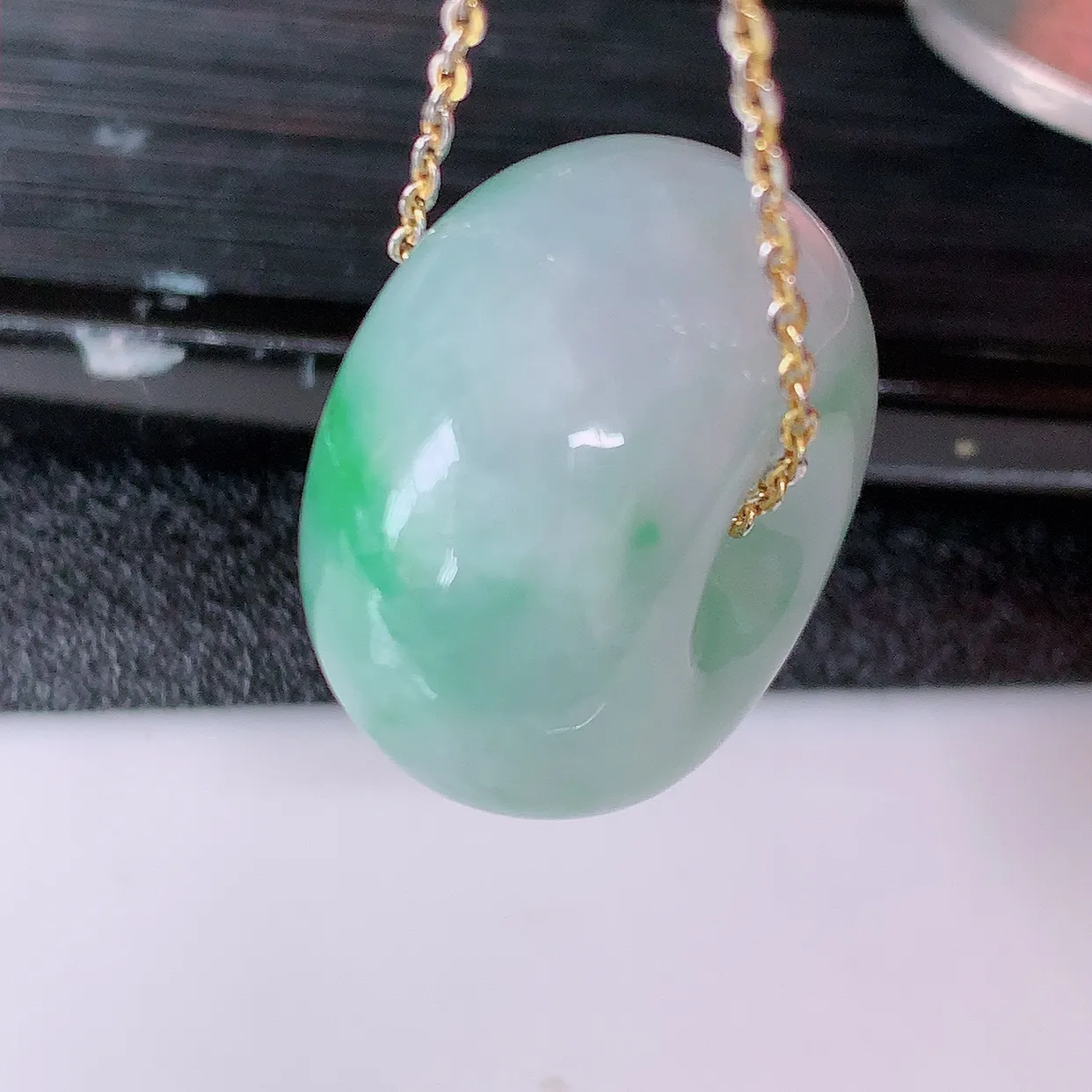 自然光实拍，冰润飘绿翡翠路路通吊坠， 寓意时来运转、财源滚滚，款式新颖时尚，日常百搭的款！配图银链#05.13