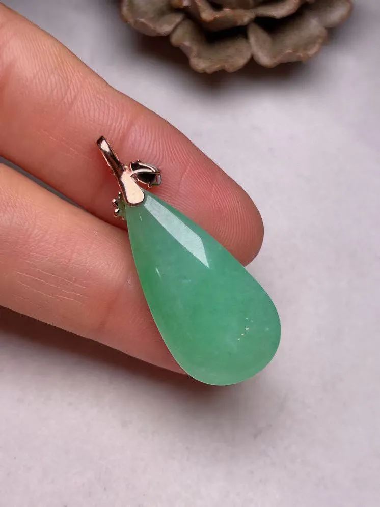 冰糯种晴绿滴水吊坠、真金真钻镶嵌，种水好，玉质细腻 .裸石尺寸 28.3*14.0