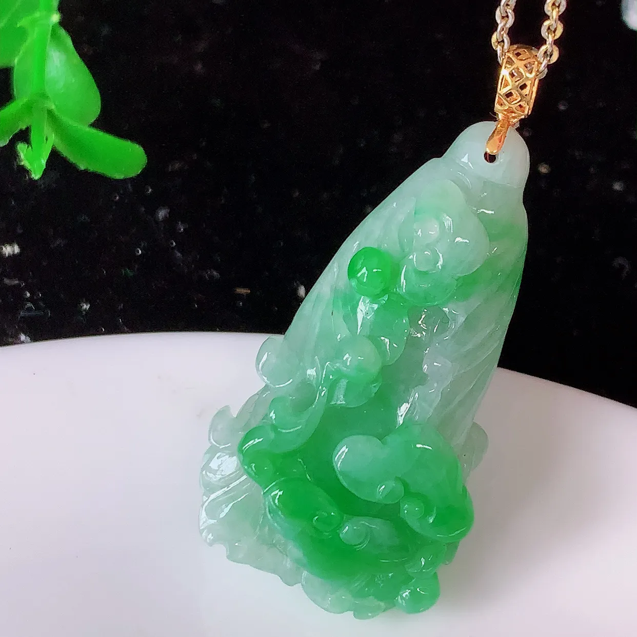 18K金镶嵌冰飘绿翡翠招百财白菜吊坠，百财聚来，财源滚滚，色泽鲜艳，精工水润的白菜，性价比高！#1.13整体