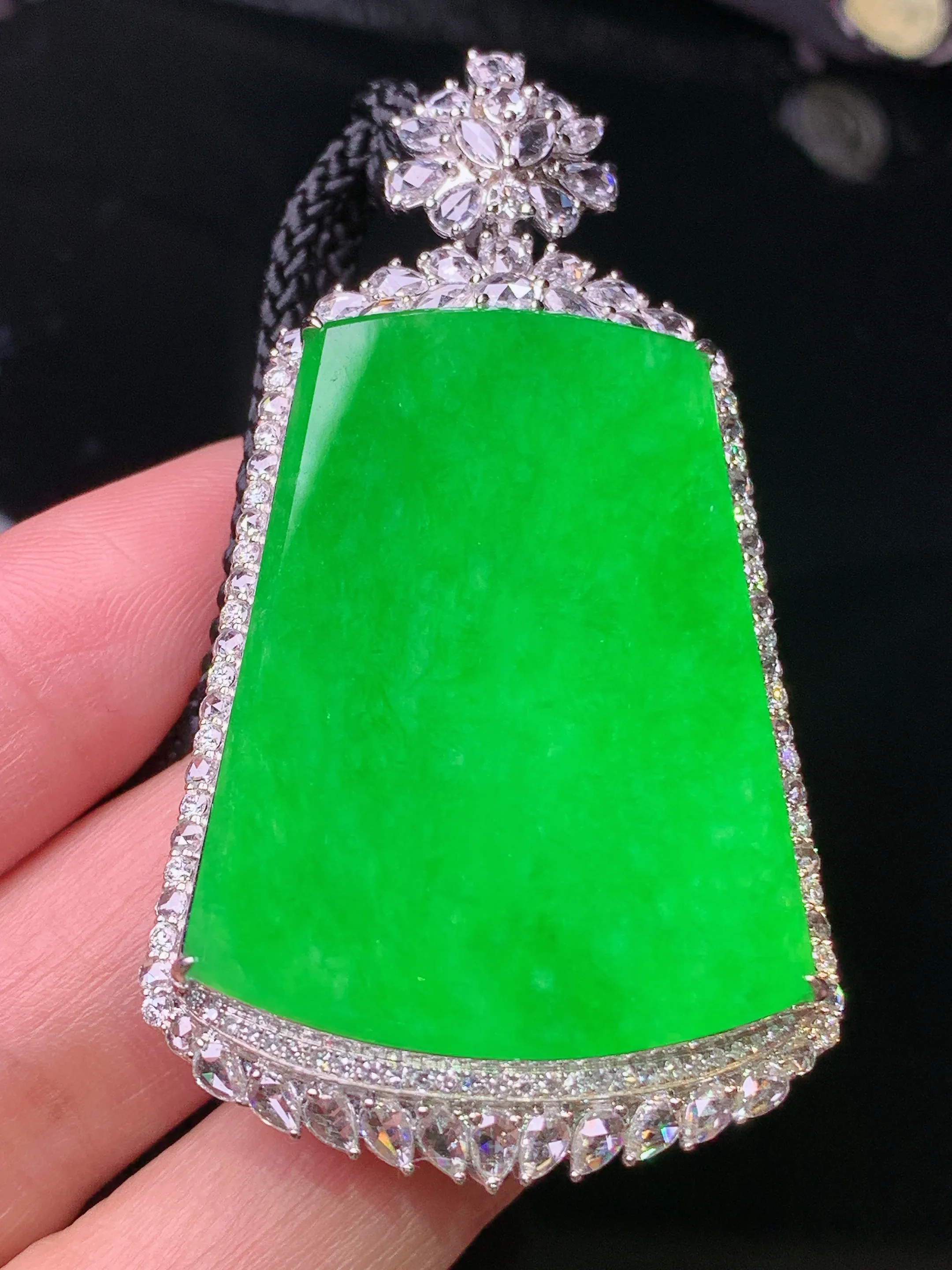 18k金钻镶嵌满绿无事牌吊坠 玉质细腻 水润亮眼 色泽艳丽 整体尺寸60*32.8*12