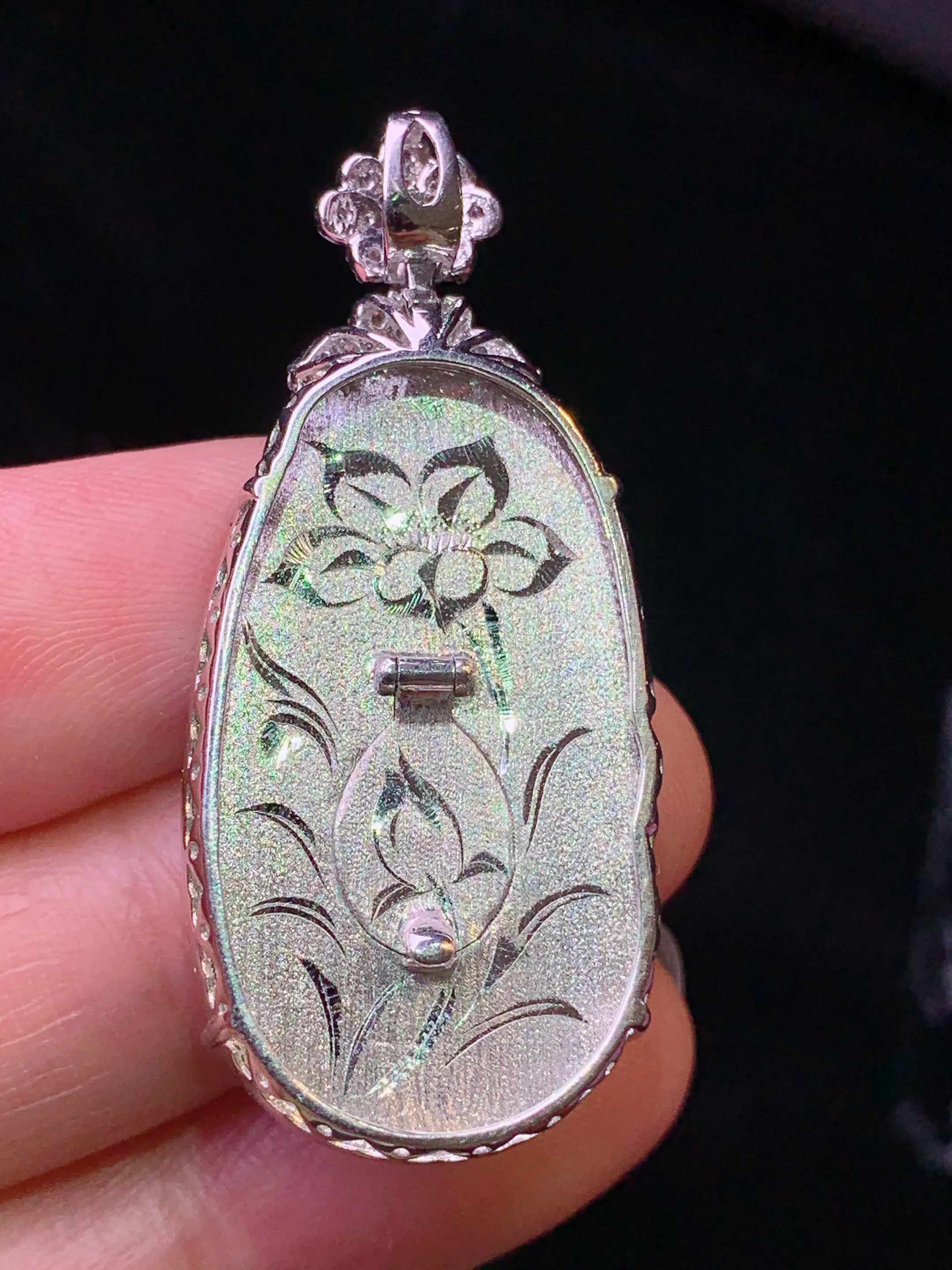 18k金钻镶嵌翠绿如意吊坠 玉质细腻 水润亮眼 色泽艳丽 整体尺寸42*18.7*8