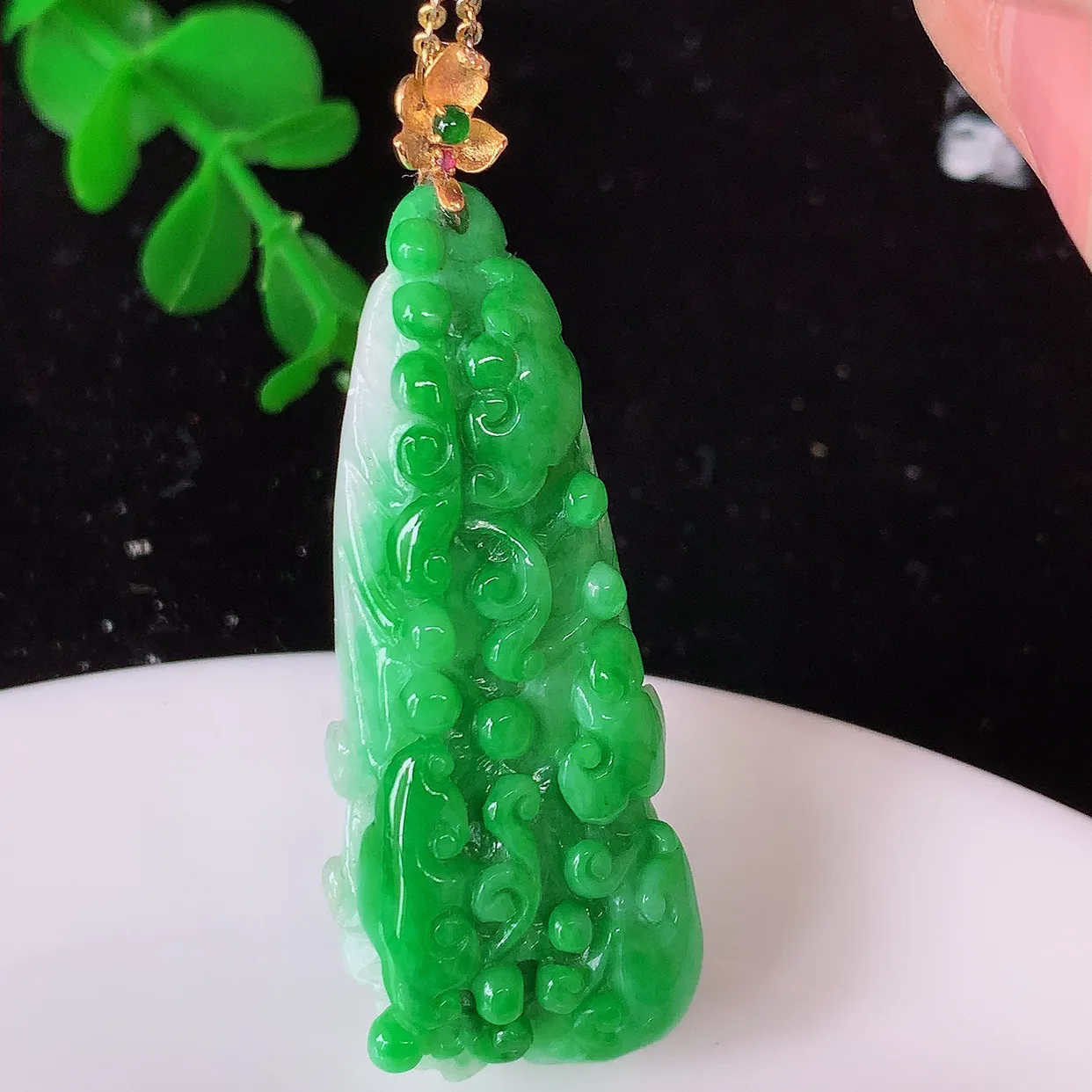 18K金镶嵌辣绿翡翠招百财白菜吊坠，百财聚来，财源滚滚，色泽鲜艳，精工水润的白菜，性价比高！#1.13整体51.5裸石44.5*17-11.5