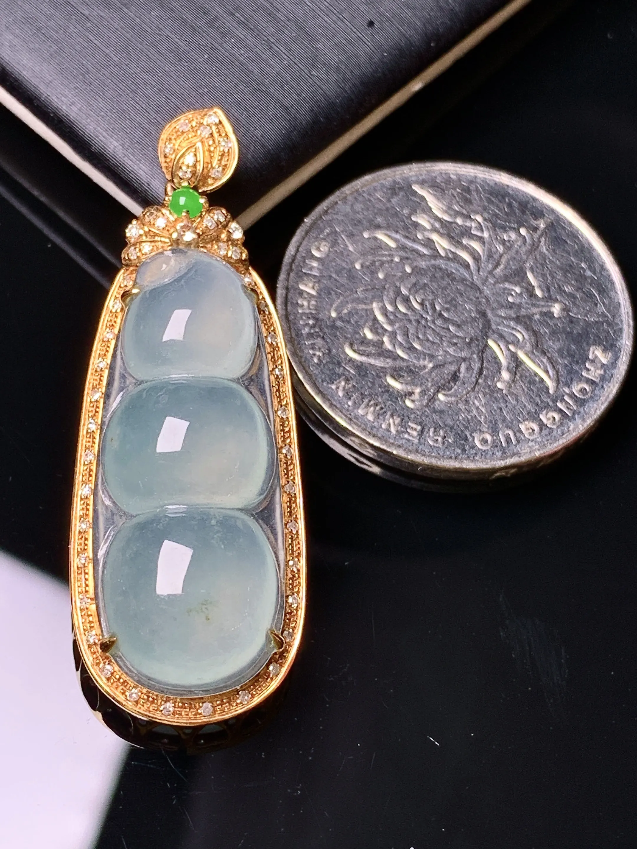 18k金钻镶嵌冰种四季豆吊坠 玉质细腻 水润亮眼 色泽艳丽 整体尺寸40*14.5*9