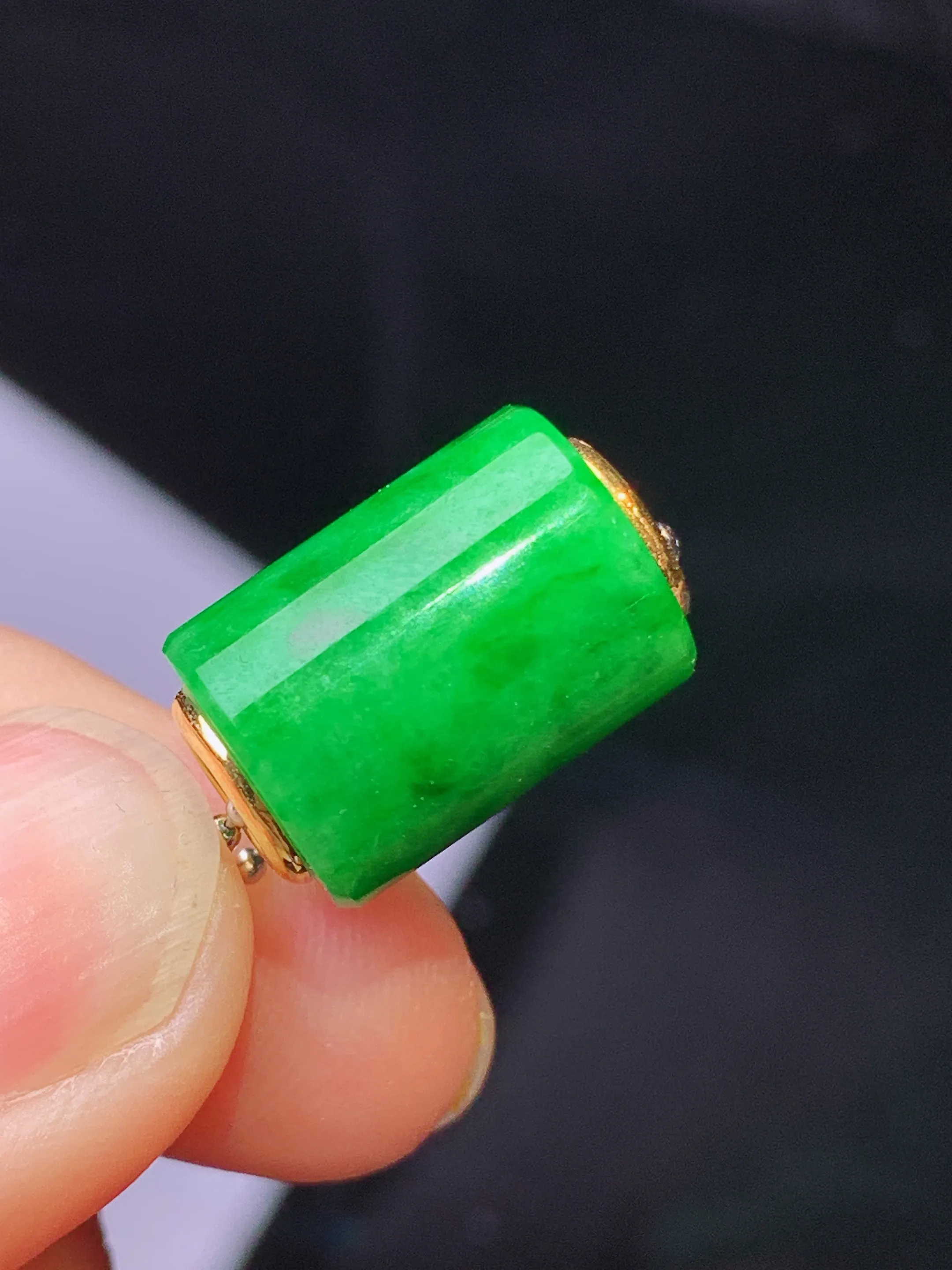 18k金镶嵌翠绿路路通吊坠 玉质细腻 水润亮眼 色泽艳丽 整体尺寸10*10*13.2