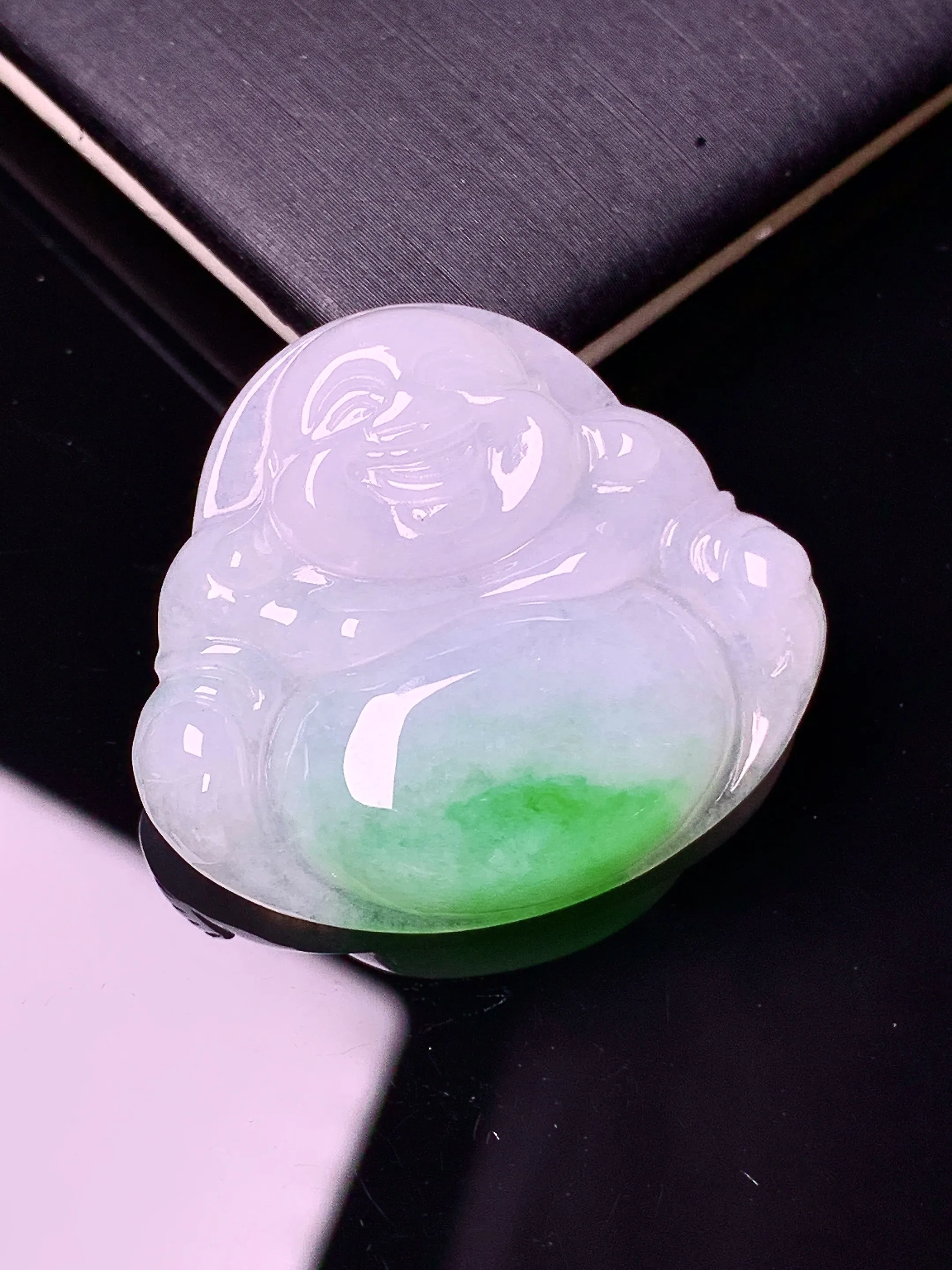 飘绿佛公吊坠 玉质细腻 水润亮眼 色泽艳丽 整体尺寸28.7*32.2*6