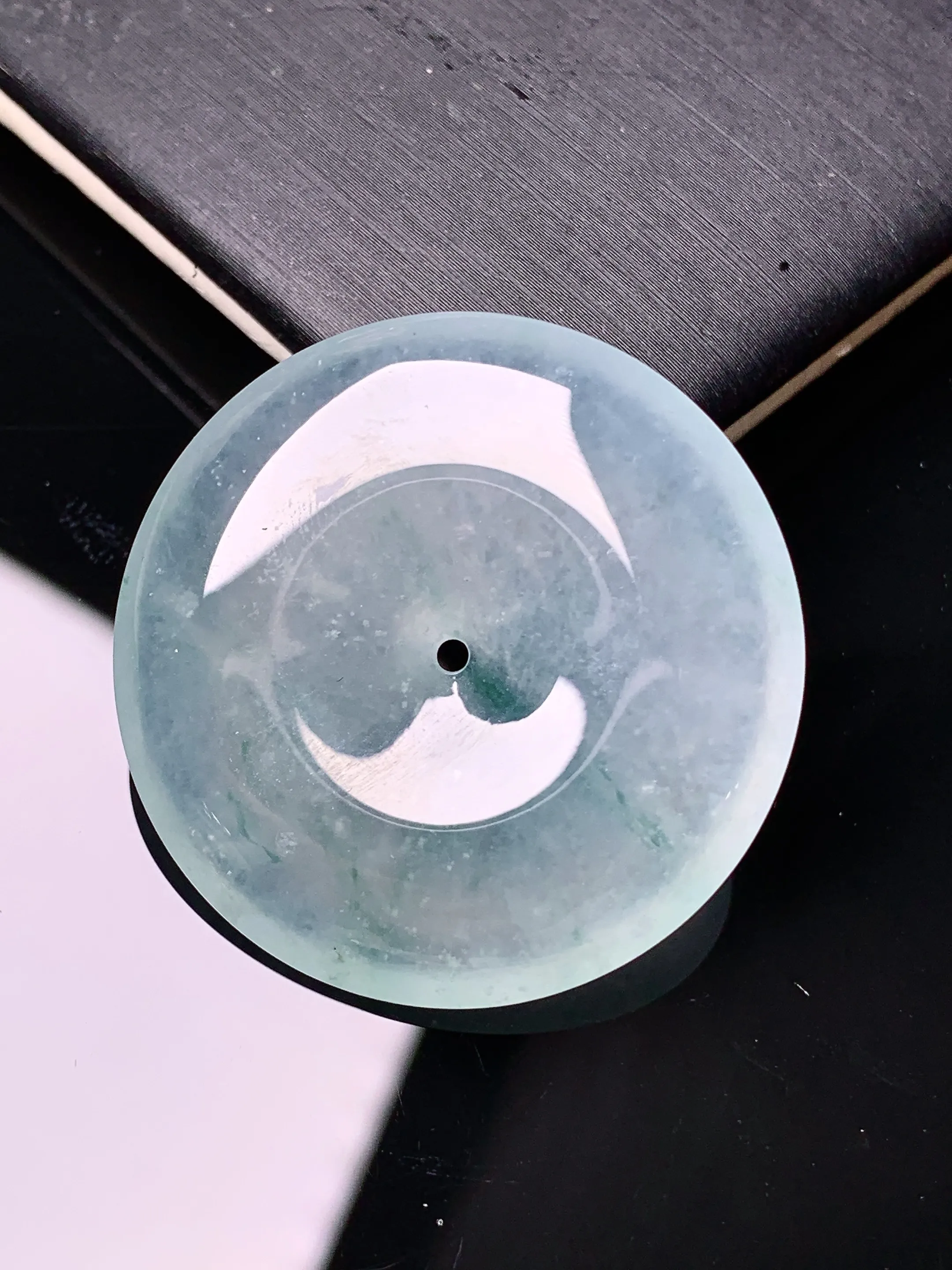 冰种平安扣吊坠 玉质细腻 水润亮眼 色泽艳丽 整体尺寸32.5*5.6