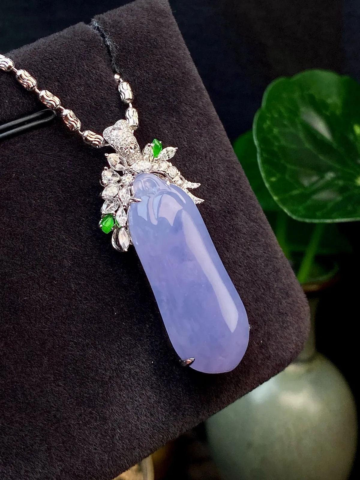 【冰种紫罗兰福瓜吊坠】质地细腻，光泽度不错，18k金钻镶嵌，裸石尺寸30*12.1*4.2毫米