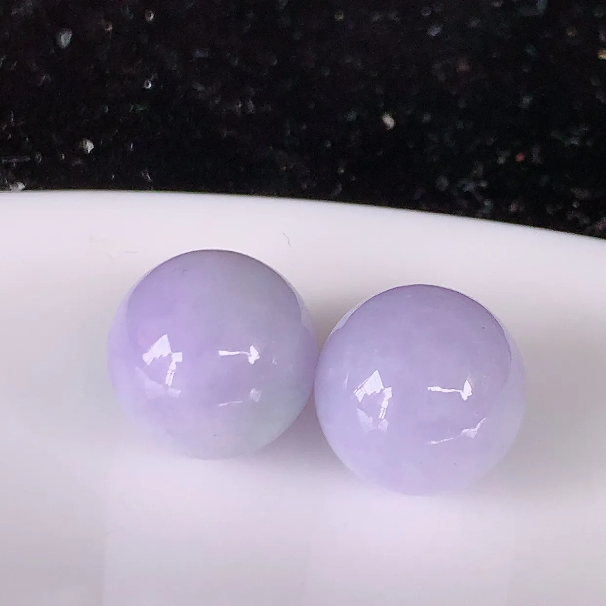 自然光实拍，紫罗兰翡翠一对圆珠，转运珠吊坠，寓意“时来运转，财源滚滚” 寓意佳，荧光灼灼，转运珠佩戴时尚优雅！#05.13尺寸10.8