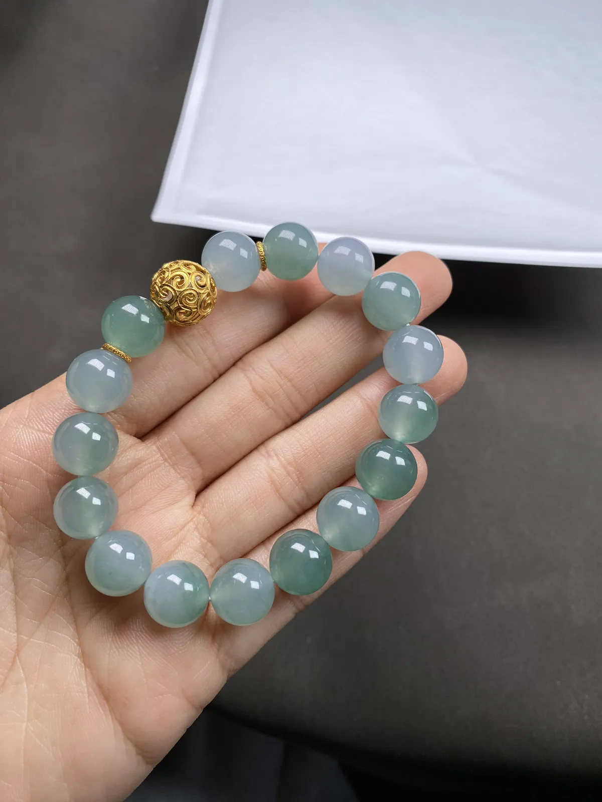 少有的缅甸湖水绿起胶手链，共16颗珠径11.6mm，底子纯净种很老，质地细腻胶感十足，颜色美得很，上