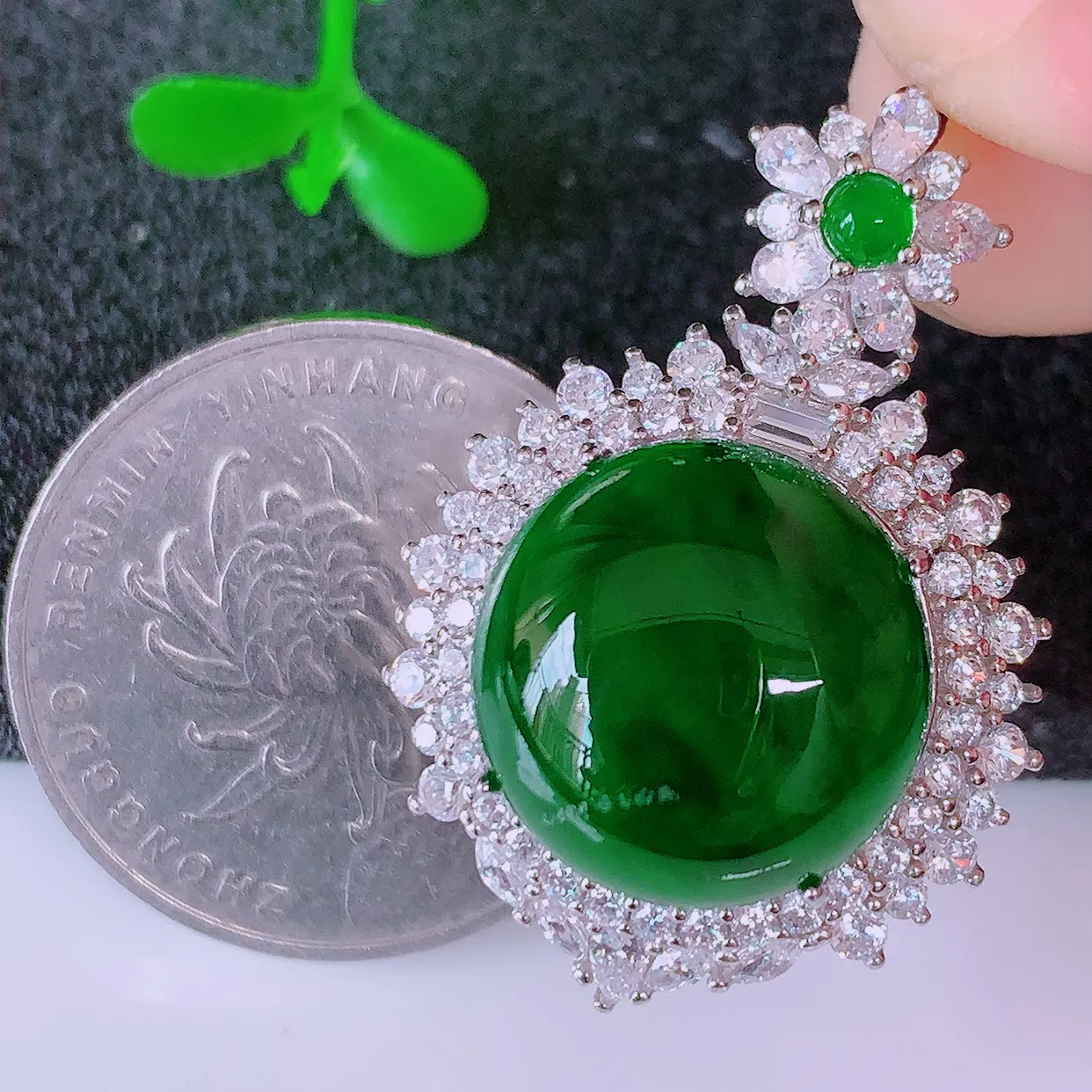 大颗冰透满绿翡翠蛋面925银镶嵌吊坠，自然光实拍，翠色灵动，颜色漂亮，种老水足，品相佳，佩戴佳品！#98.13整体33*22.8*12裸石15-15