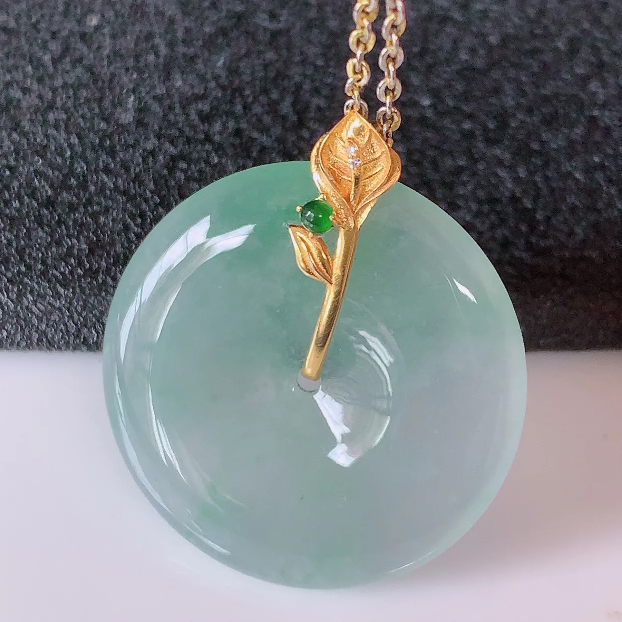 自然光实拍，18K金镶嵌冰种飘花翡翠平安扣吊坠，玉扣，冰润光泽，寓意平平安安，平安扣佩戴时尚漂亮！#