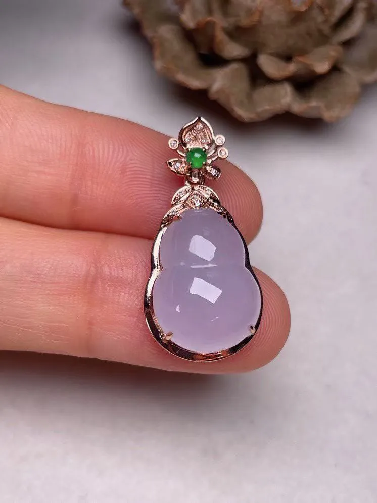 冰糯种淡紫葫芦吊坠、真金真钻镶嵌，种水好，玉质细腻 .裸石尺寸  15.5*11.5