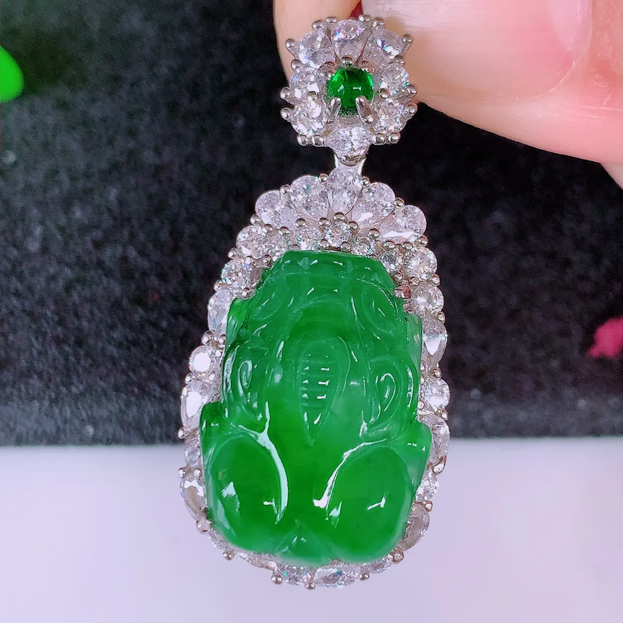 冰透满绿翡翠925银镶嵌貔貅吊坠，自然光实拍，翠色灵动，颜色漂亮，种老水足，品相佳，佩戴佳品！#98.13整体32.5*15.5*10裸石17*12