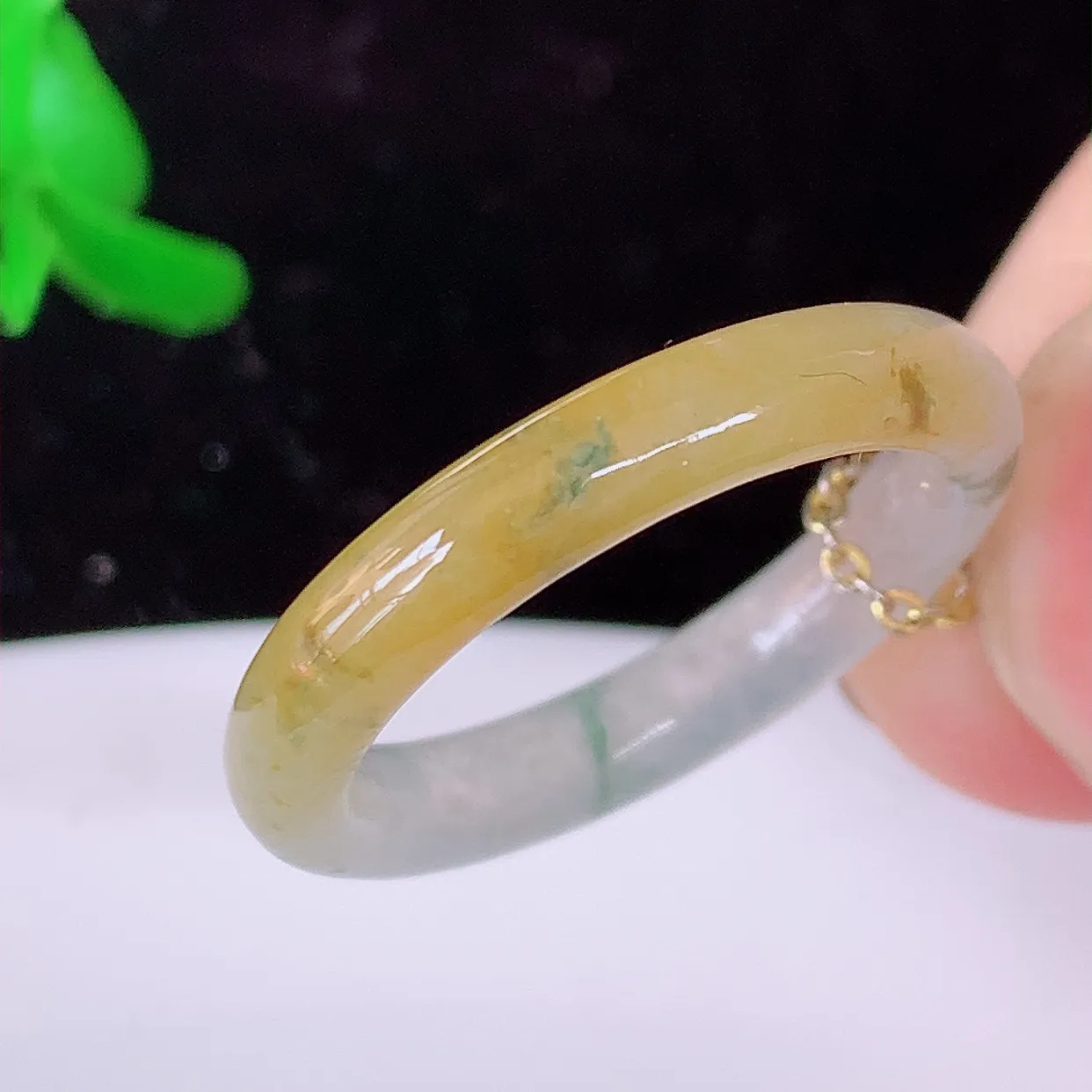 自然光实拍，17.mm内径冰种黄加绿翡翠指环，玉戒指，玉质莹润，好精美好冰润的指环，14圈口，上手纤