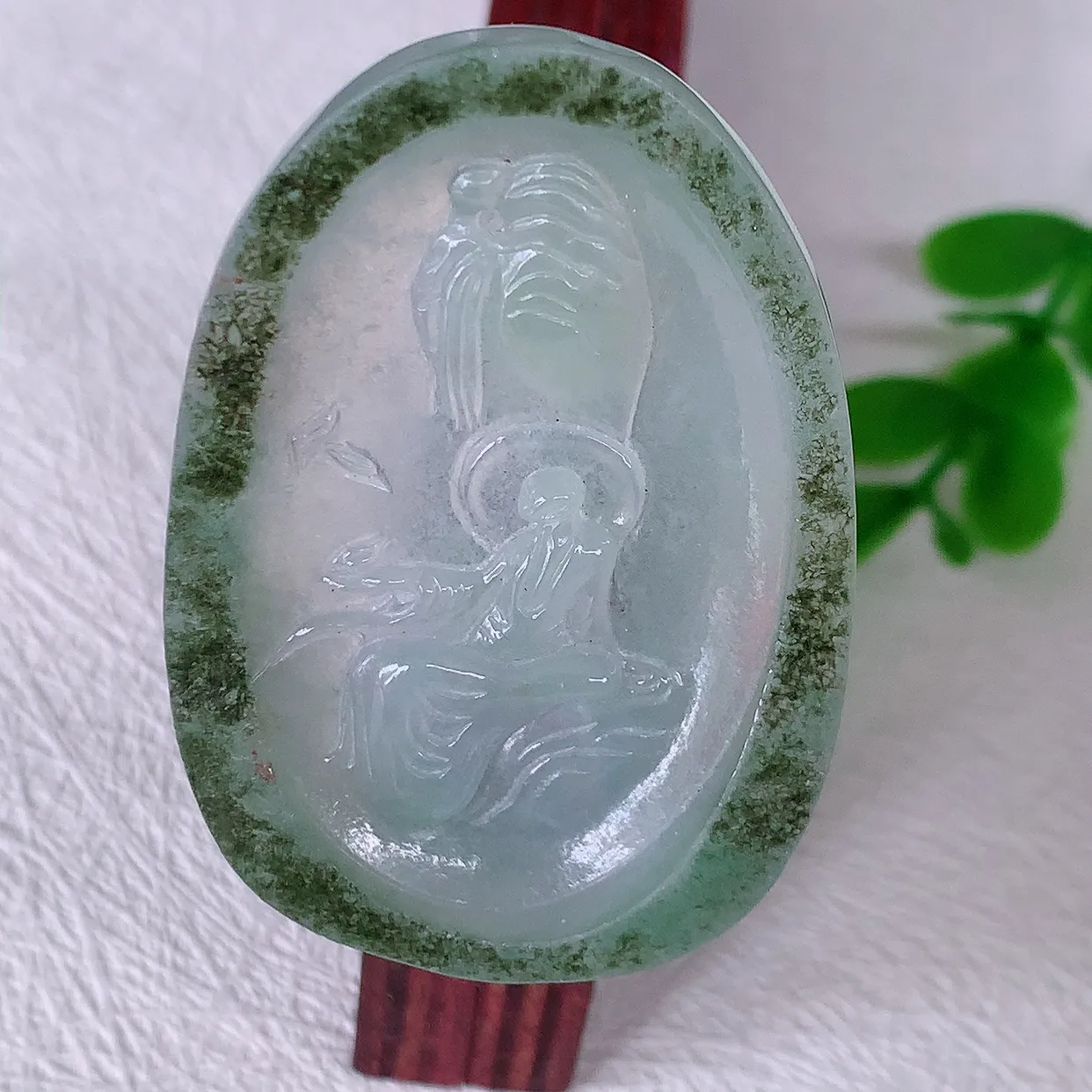 自然光实拍，冰透双彩翡翠悟道吊坠，翡翠悟道寓意“祥和，安宁，吉祥，幸福”，佩戴效果优雅迷人，性价比超