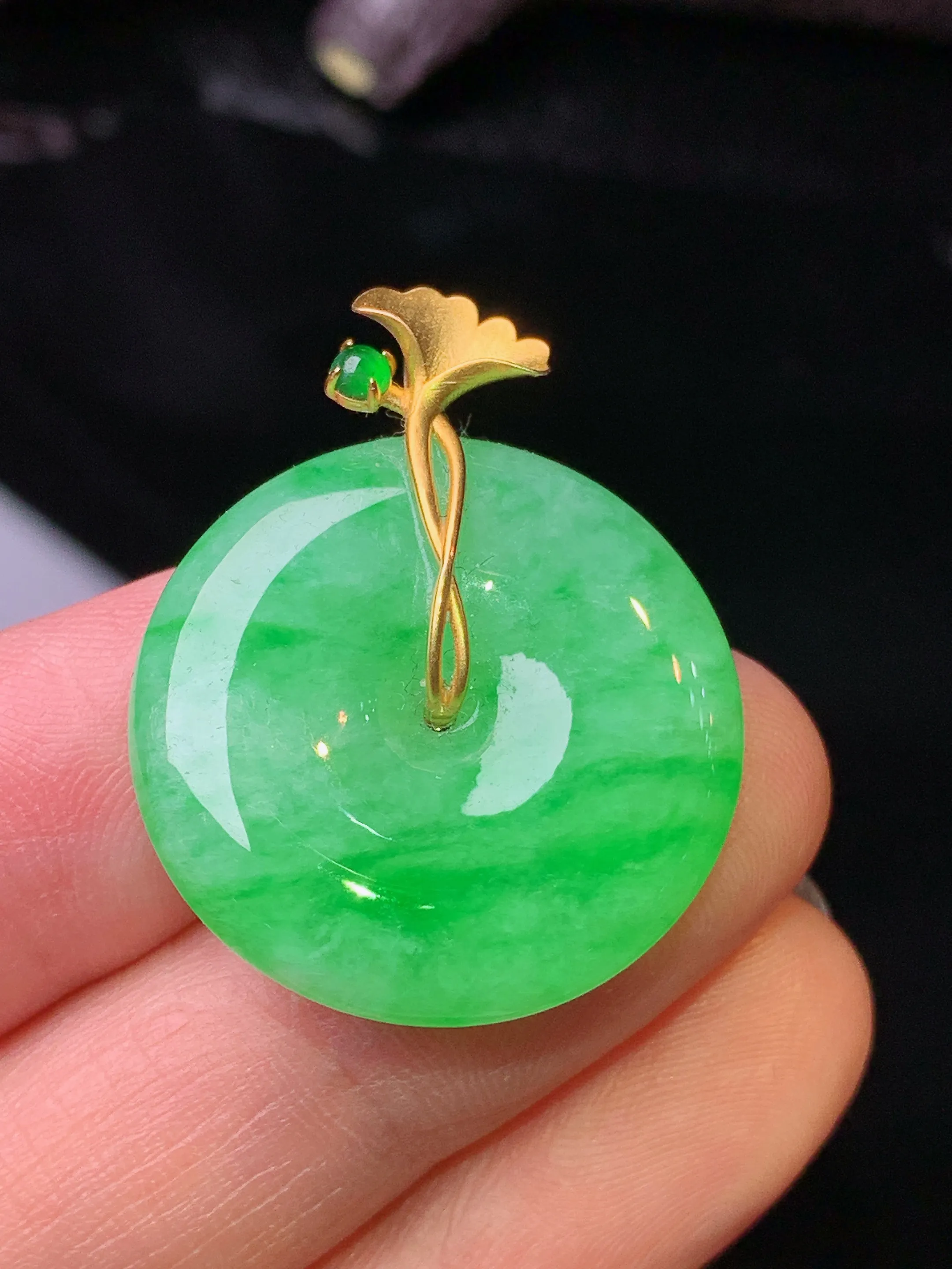18k金镶嵌翠绿平安扣吊坠 玉质细腻 水润亮眼 色泽艳丽 整体尺寸30.5*24.5*5.6