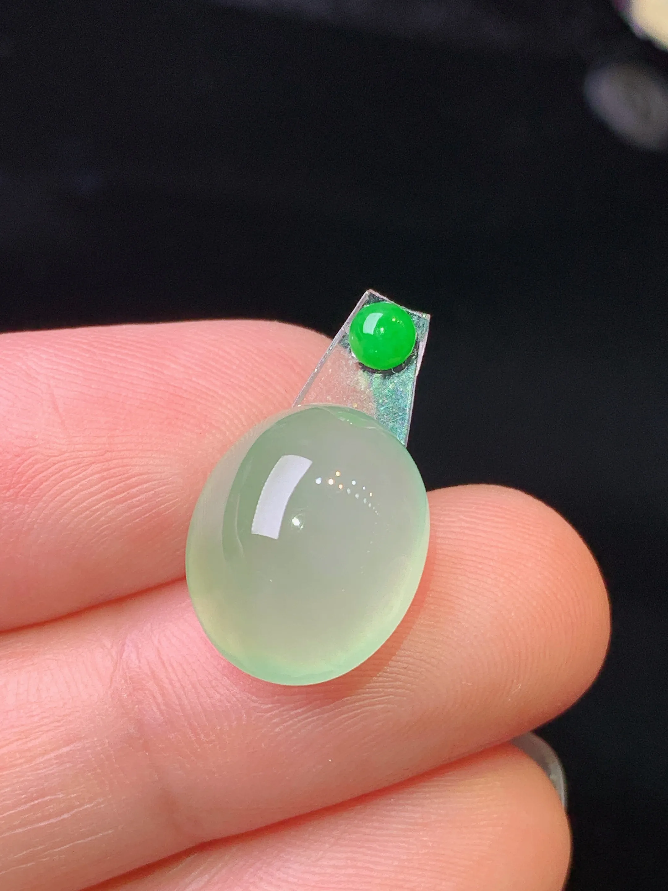 镶嵌款 浅绿蛋面吊坠 玉质细腻 水润亮眼 色泽艳丽 整体尺寸13.8*11.2*8