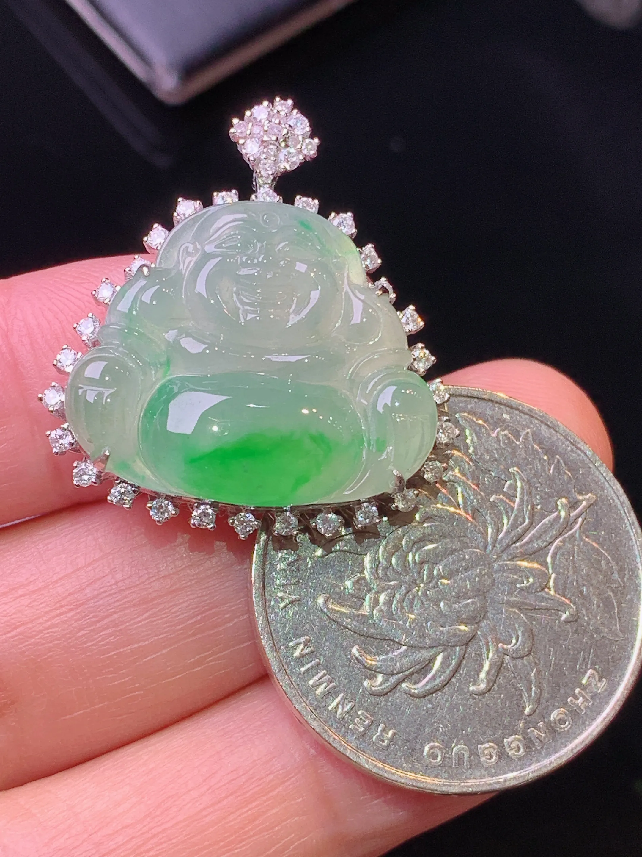18k金钻镶嵌飘绿佛公吊坠 玉质细腻 水润亮眼 色泽艳丽 整体尺寸27.2*25*7