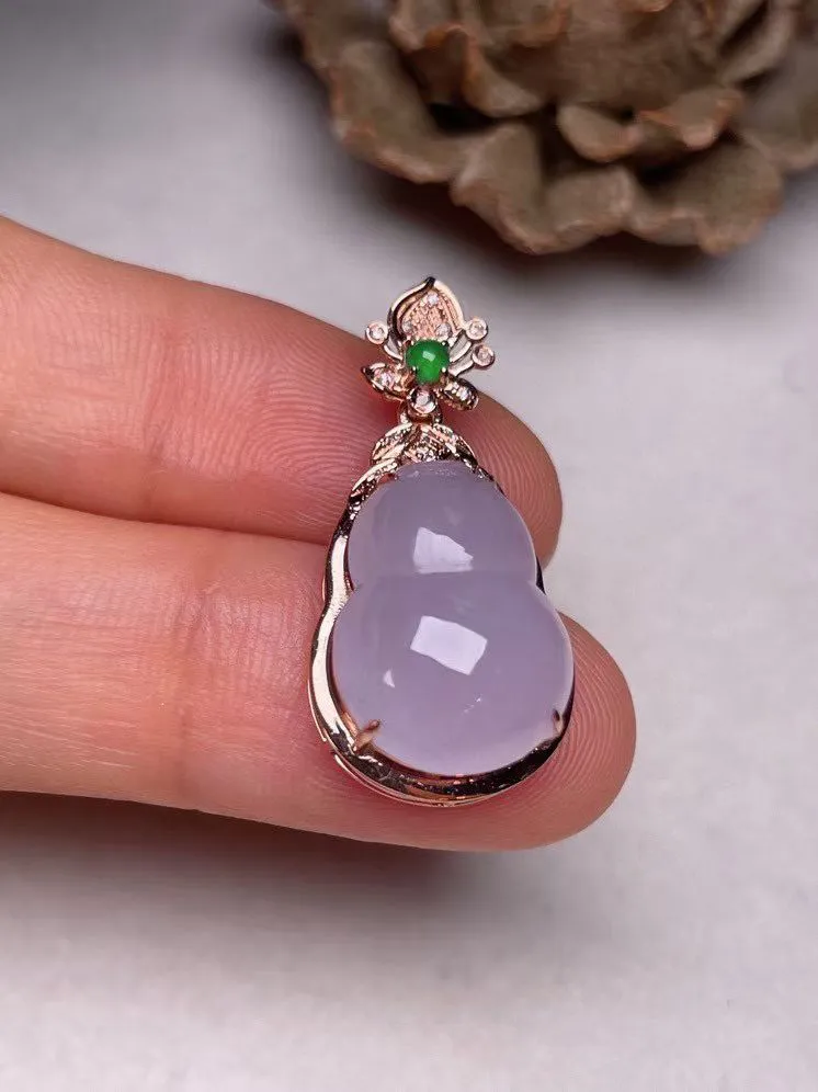 冰糯种淡紫葫芦吊坠、真金真钻镶嵌，种水好，玉质细腻 .裸石尺寸  15.5*11.5