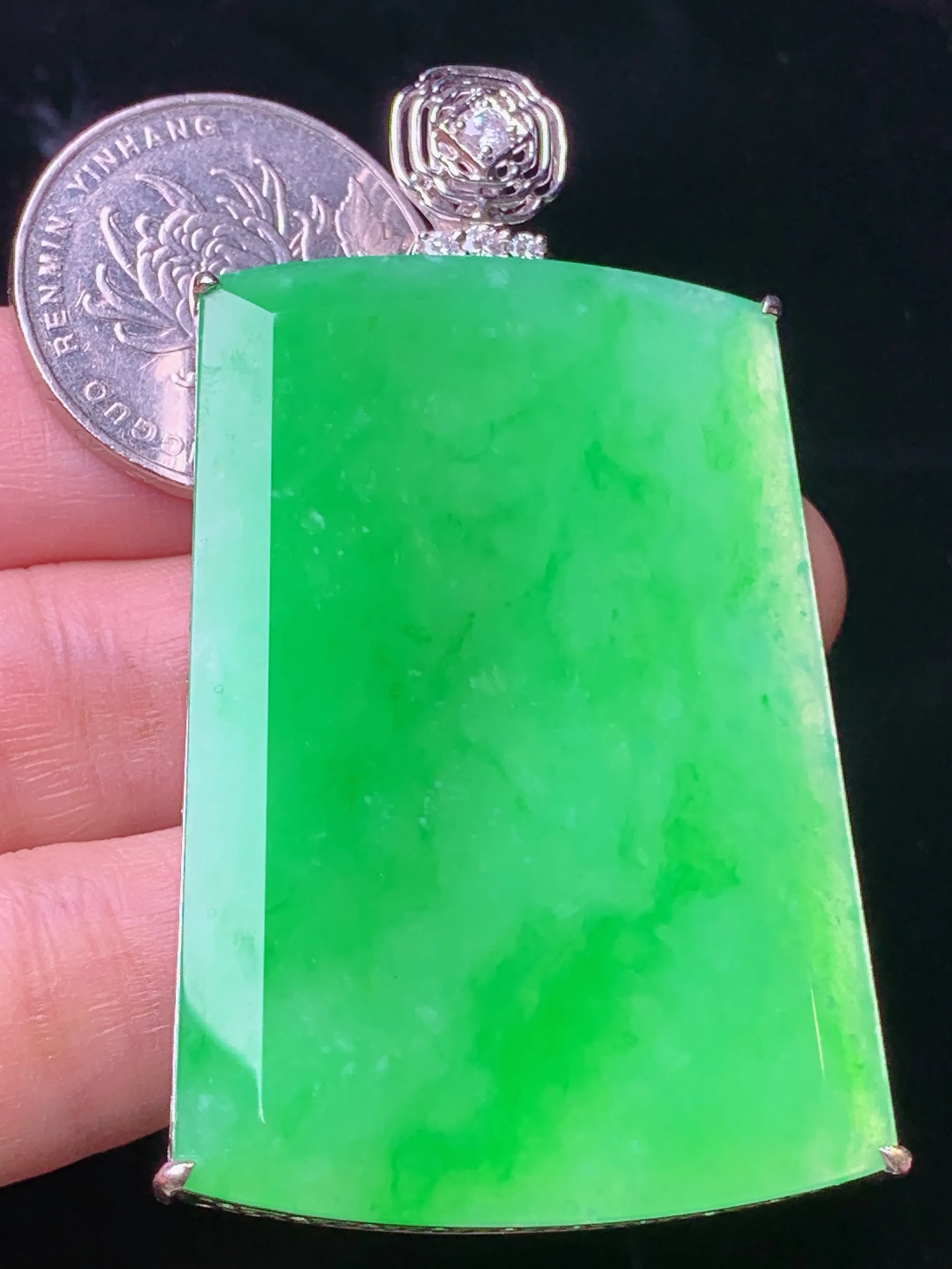 18k金钻镶嵌翠绿无事牌吊坠 玉质细腻 水润亮眼 色泽艳丽 整体尺寸66.5*36.8*8.5
