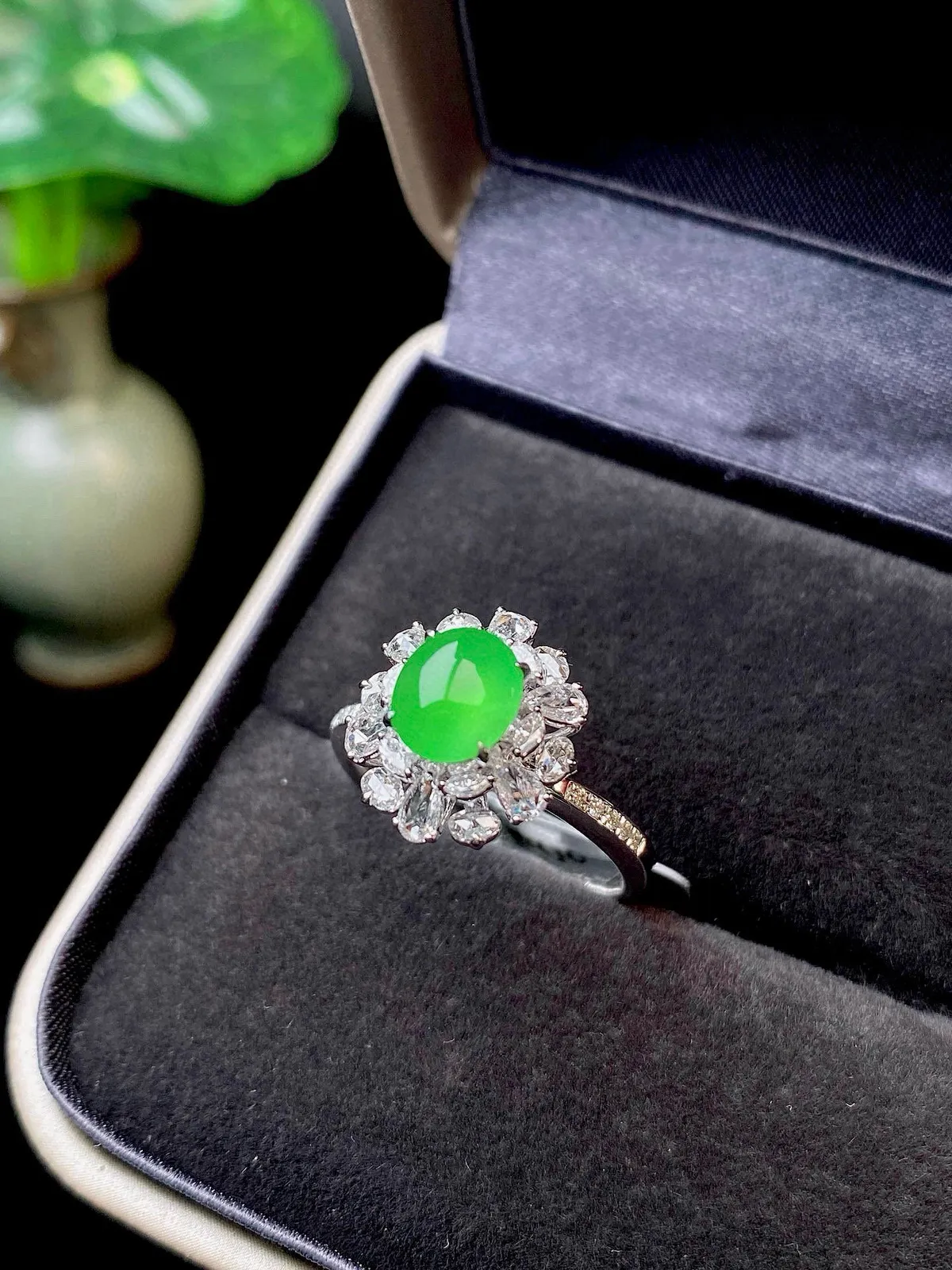 【冰种满绿蛋面戒指】种水色俱全，冰透闪亮，通透感饱满度很好，18k金钻镶嵌，裸石尺寸7*6.1*3毫