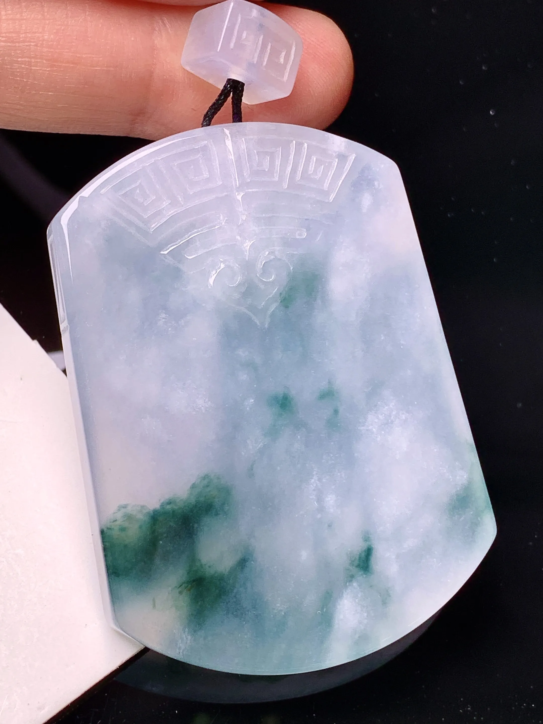 冰种飘绿无事牌吊坠 玉质细腻 水润亮眼 色泽艳丽 整体尺寸52*38.3*5.7