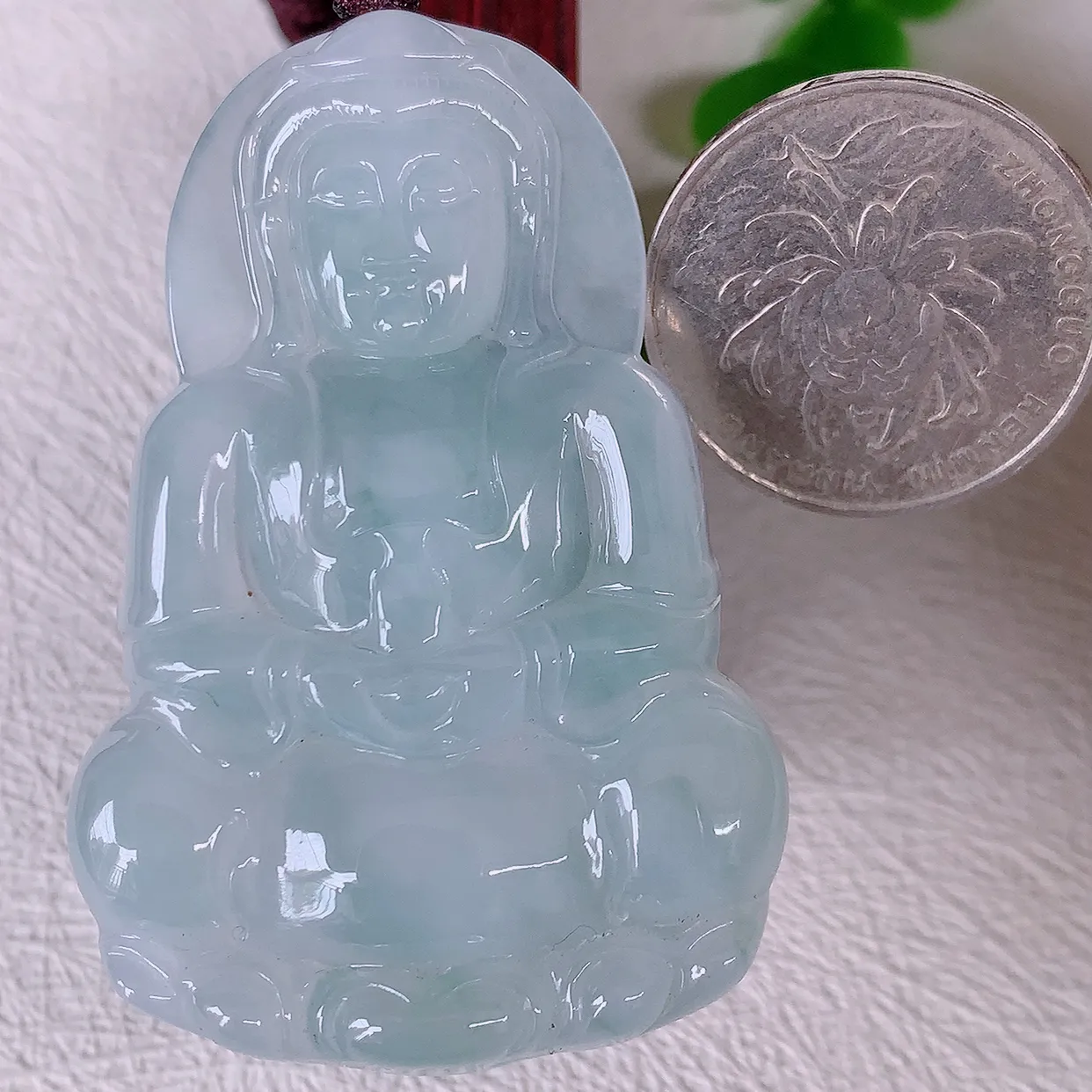 自然光实拍，冰种飘花翡翠观音菩萨吊坠，净瓶观音，冰透亮泽，美观亮丽，观音面相端庄#46.13