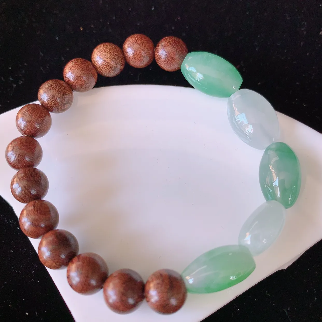 自然光实拍，冰种飘花翡翠搭配香木手串手链，款式新颖，佩戴效果时尚出众，尽显气质，玉质细腻，美感十足。#001.1取一尺寸13.5-9.5-7.2mm