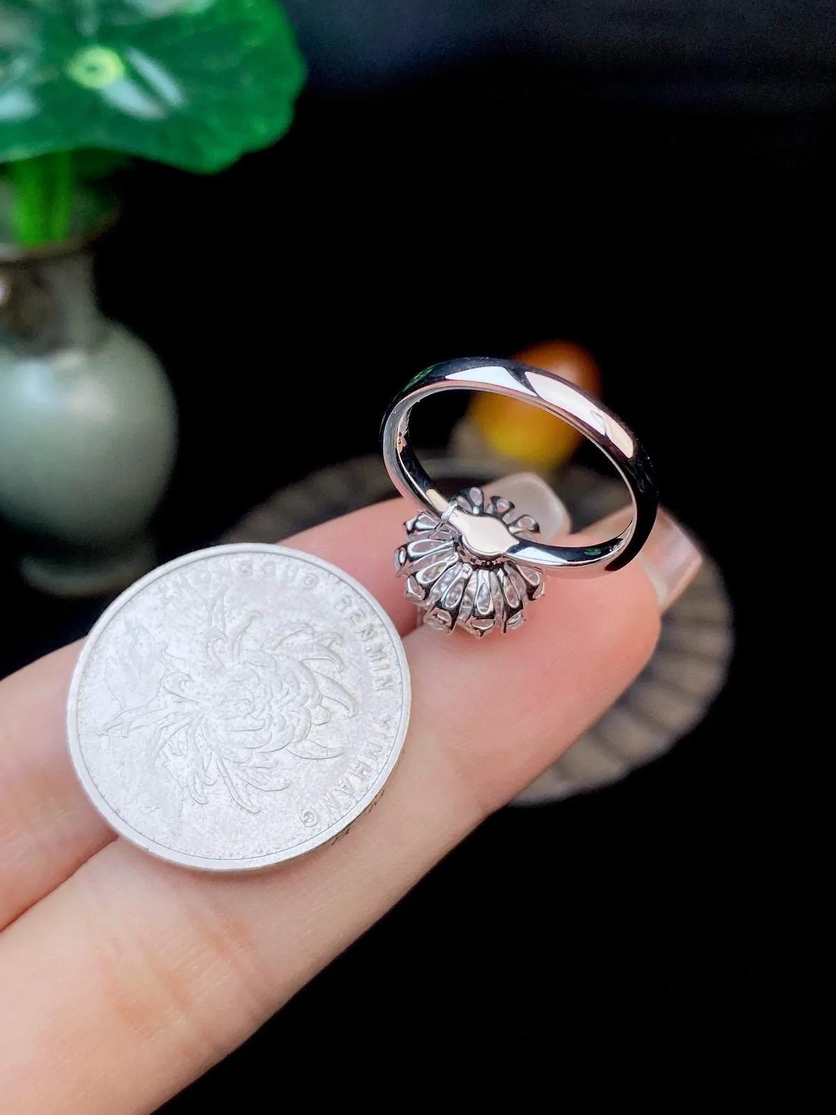 【冰种满绿蛋面戒指】种水色俱全，冰透闪亮，通透感饱满度很好，18k金钻镶嵌，裸石尺寸7*6.1*3毫米，圈口可改