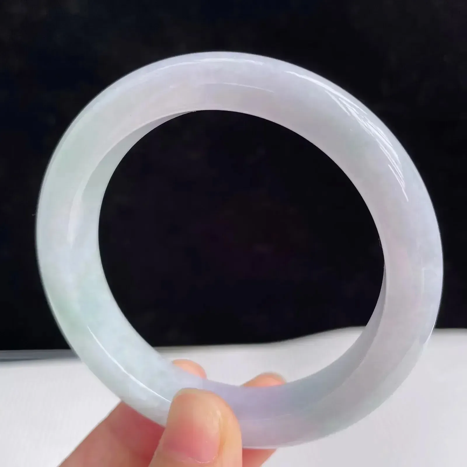 55.7mm自然光拍摄天然翡翠A货好种水正圈手镯 58.29克