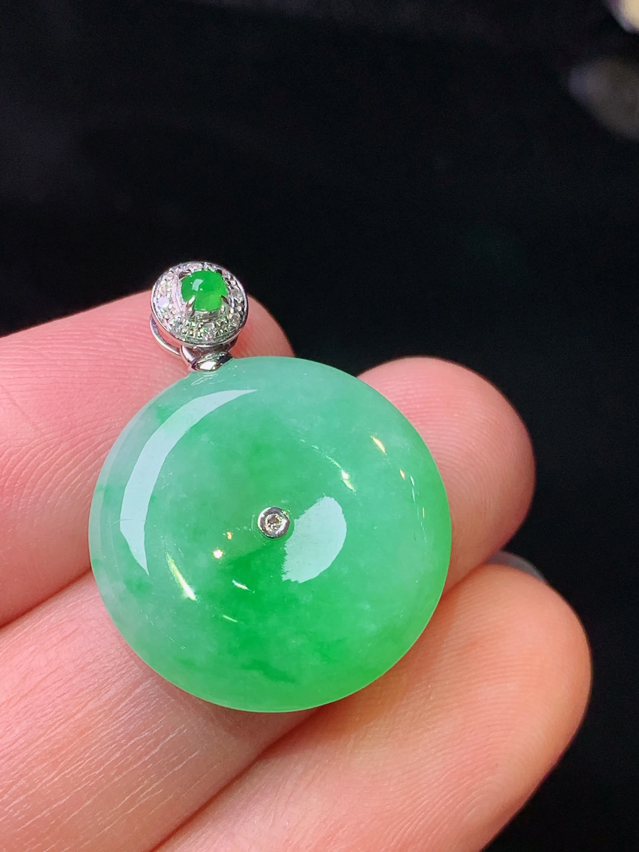 18k金钻镶嵌翠绿平安扣吊坠 玉质细腻 水润亮眼 色泽艳丽 整体尺寸25.2*19.2*5
