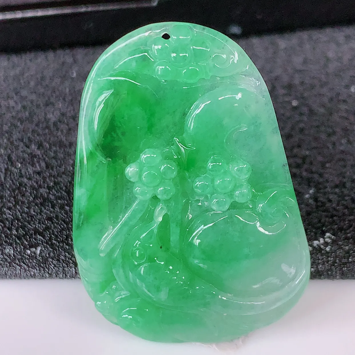 自然光实拍，冰飘绿翡翠喜上眉梢吊坠，时人之家，闻鹊声皆以为喜，故谓喜鹊报喜。”题材有喜上眉梢，双喜临门，花开富贵的美好意义。性价比超值！#57.13