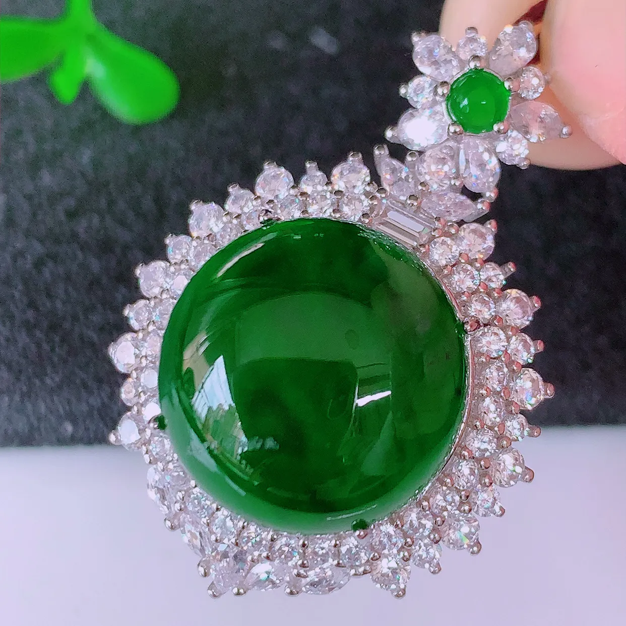 大颗冰透满绿翡翠蛋面925银镶嵌吊坠，自然光实拍，翠色灵动，颜色漂亮，种老水足，品相佳，佩戴佳品！#98.13整体33*22.8*12裸石15-15