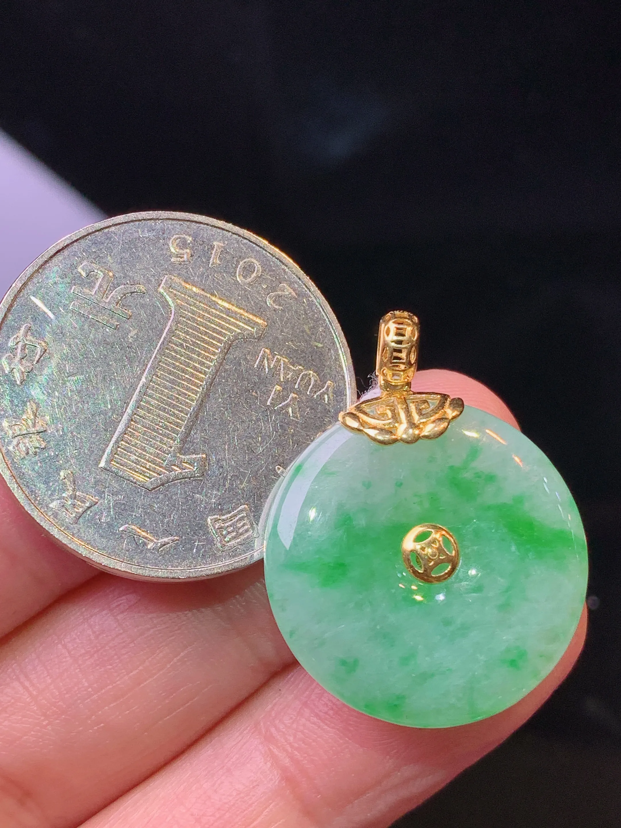 18k金镶嵌飘绿平安扣吊坠 玉质细腻 水润亮眼 色泽艳丽 整体尺寸26.8*21*4